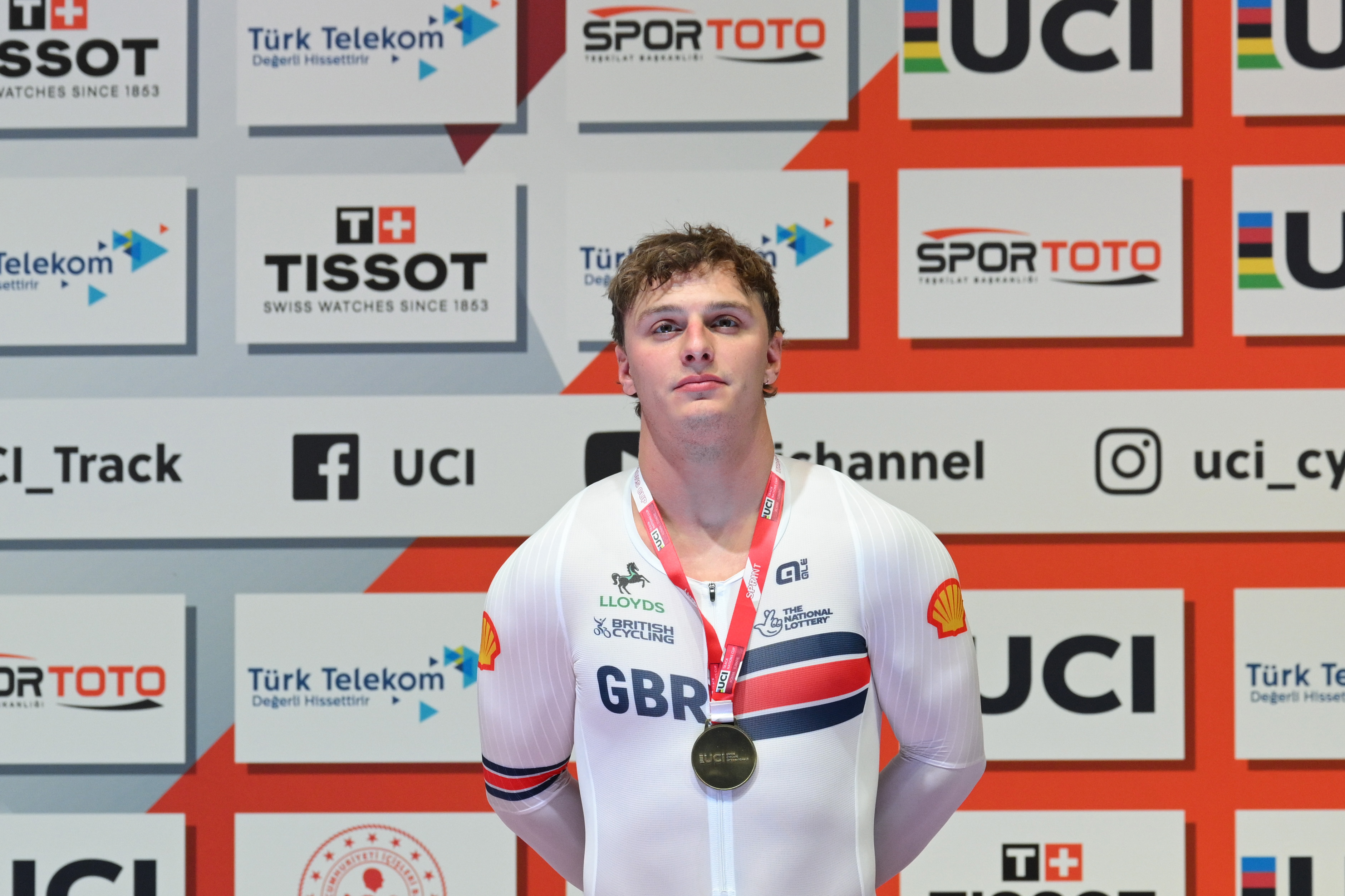 Matthew Richardson with the sprint gold medal he won at the UCI Track Nations Cup in March 2025.