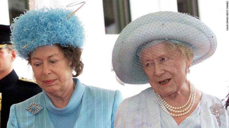 The Queen Mother (R) arrives at The Guildhall in London with Princess Margaret, for a lunch to celebrate her 100th Birthday on June 27, 2000.