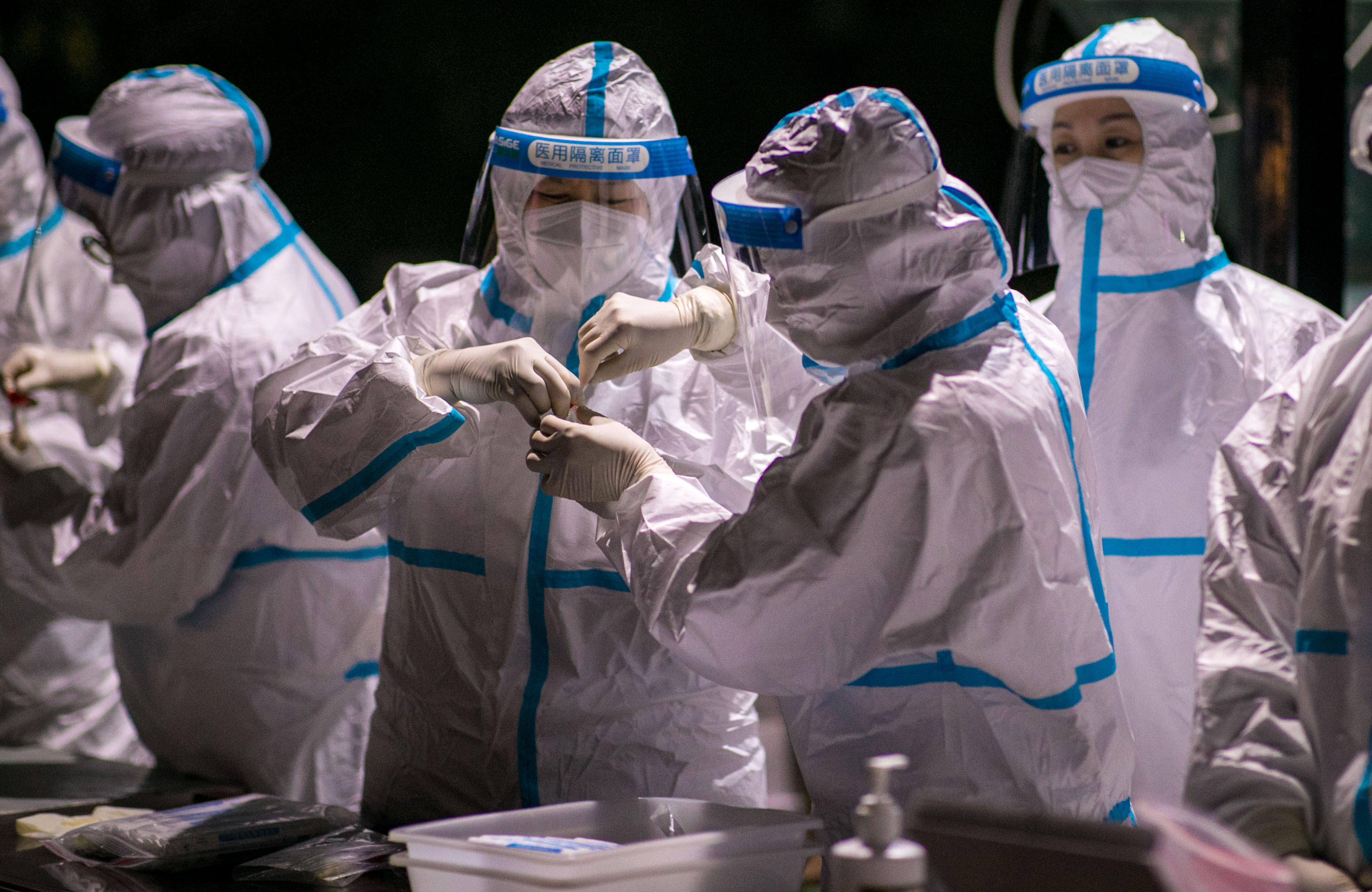 The medical staff put the samples of citizen nucleic acid test into the test tube at a nucleic acid testing site in Hohhot, North China's Inner Mongolia Autonomous Region, on the evening of Oct. 24, 2021. 