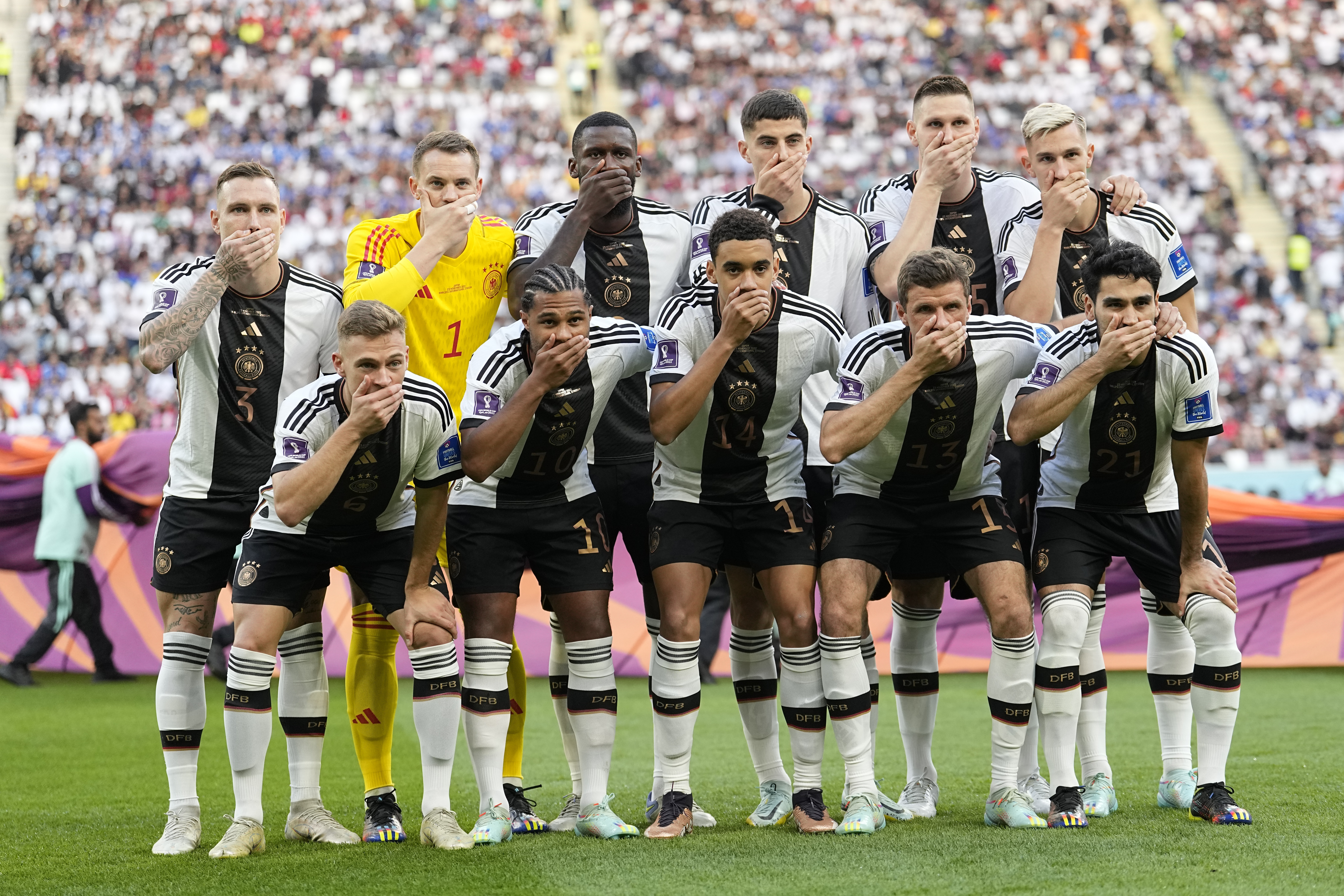 Les joueurs allemands accusés d'hypocrisie après une puissante manifestation anti-FIFA, les fans citent le traitement de Mesut Ozil