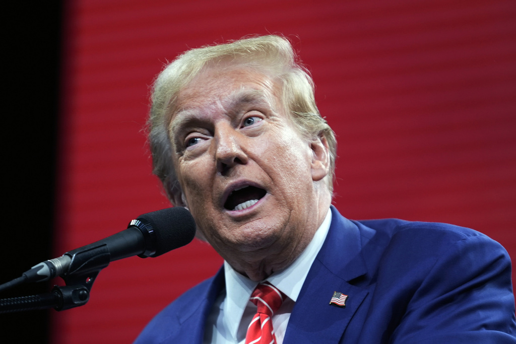 El expresidente Donald Trump habla durante la Convención de la Asociación Nacional del Rifle, el sábado 18 de mayo de 2024, en Dallas.  (Foto AP/LM Otero)