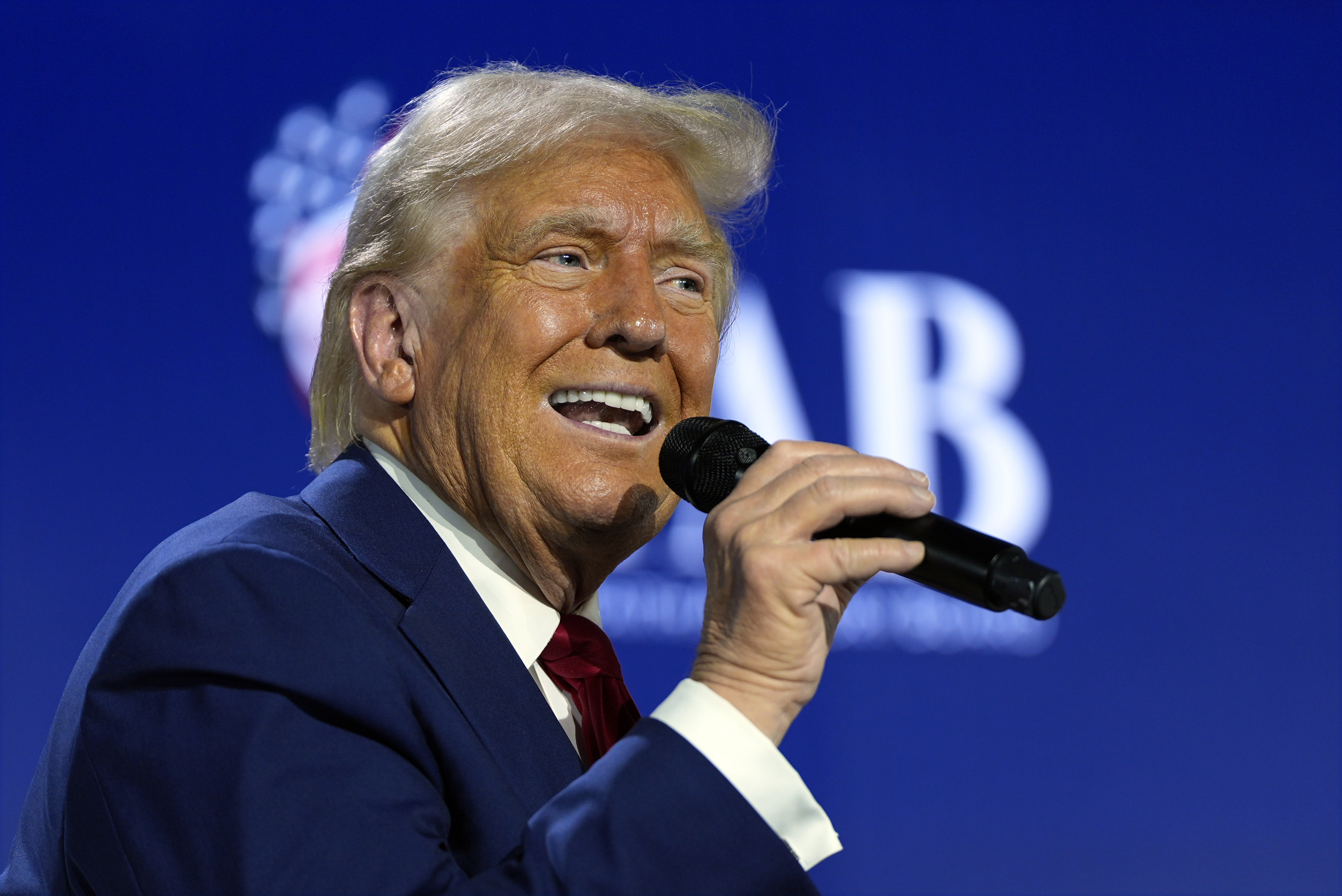 El expresidente Donald Trump, candidato presidencial republicano, habla durante la Cumbre Nacional de Fe en la Iglesia Worship With Wonders, el lunes 28 de octubre de 2024, en Powder Springs, Georgia.