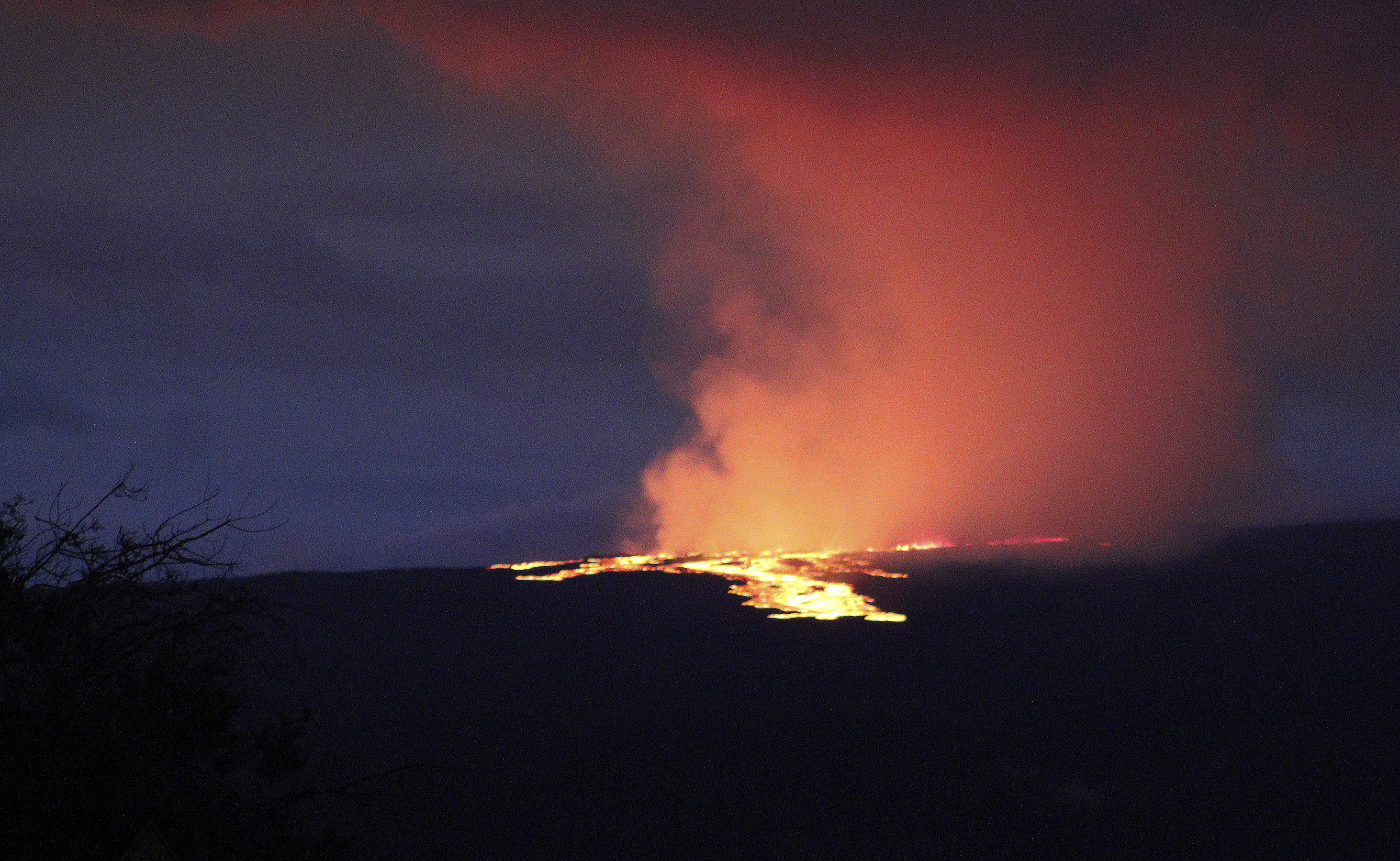 El volcán activo más grande del mundo entra en erupción por primera vez en casi 40 años