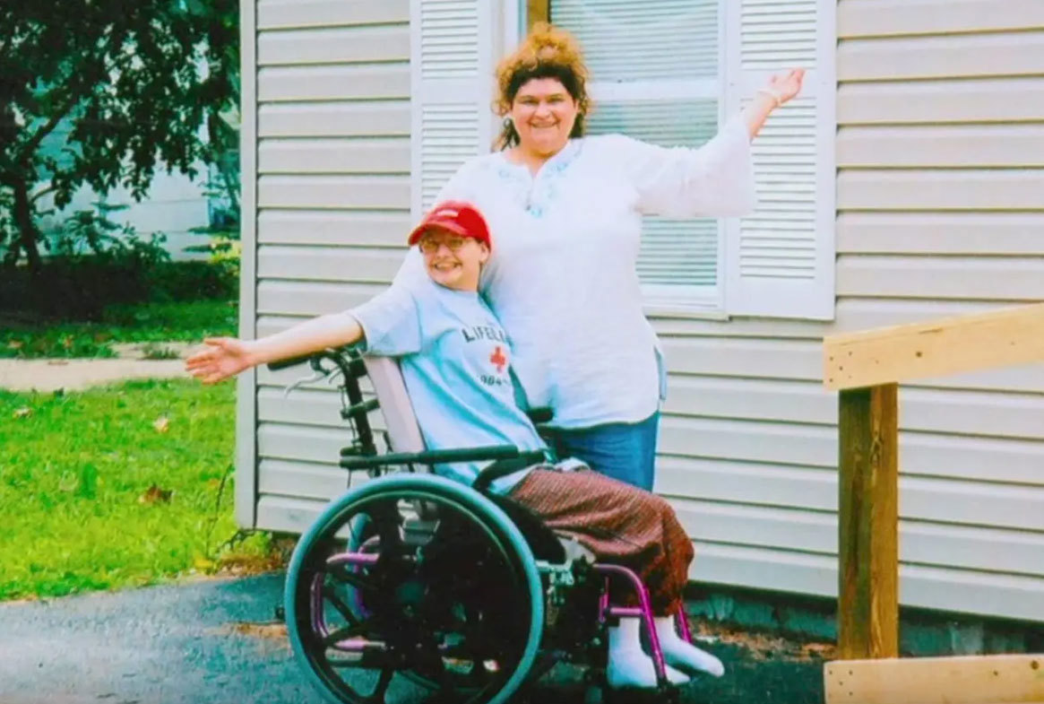 claudine "Dee Dee" Blanchard (derecha) con su hija Gypsy Rose Blanchard en imágenes mostradas en el documental de HBO 'Mommy Dead and Dehest'