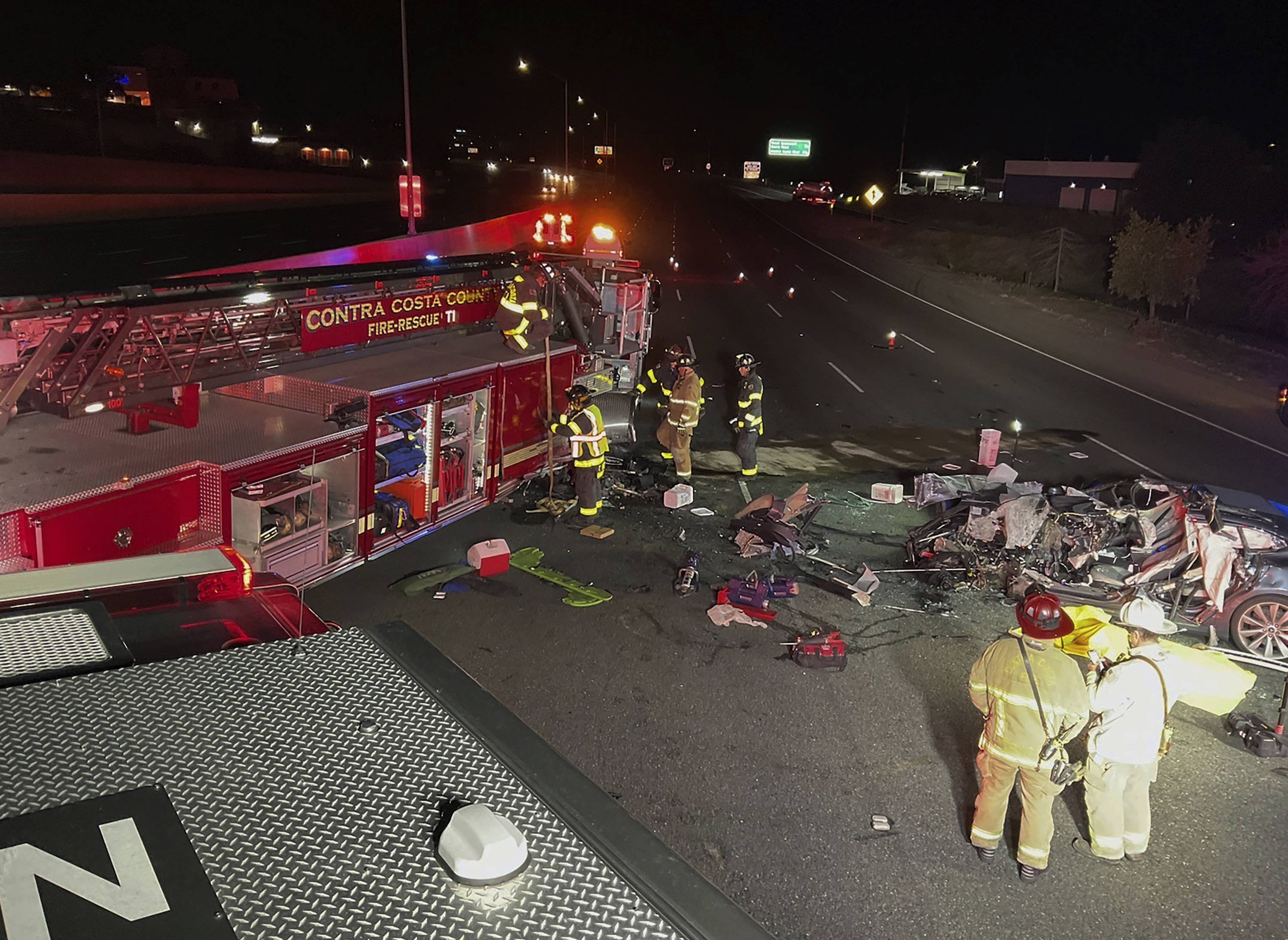 Muere conductor de Tesla tras embestir camión de bomberos en autopista