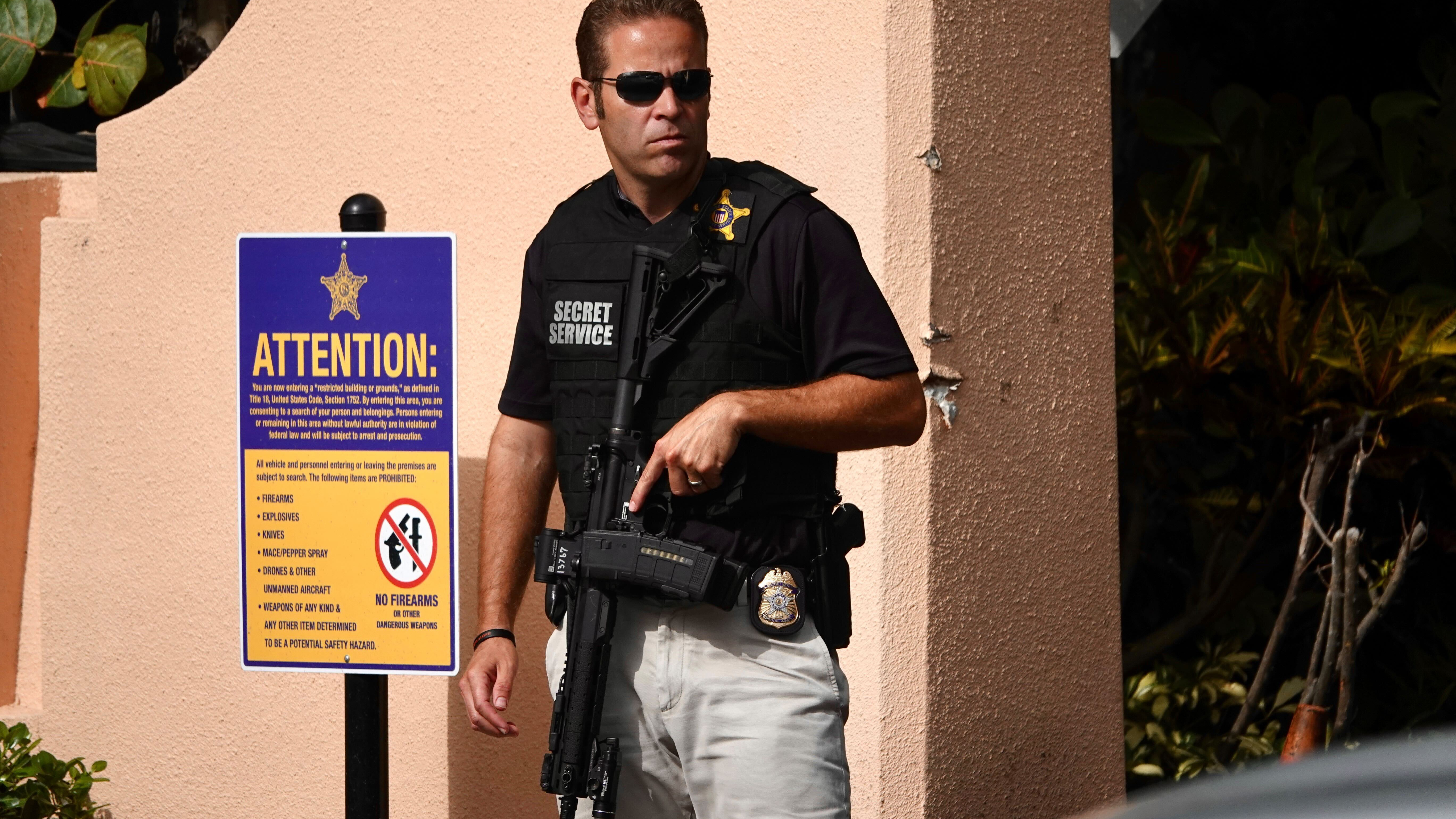 Un agente del Servicio Secreto se encuentra afuera de Mar-a-Lago en Palm Beach, Florida, el día después de que el FBI registró la propiedad de Donald Trump.