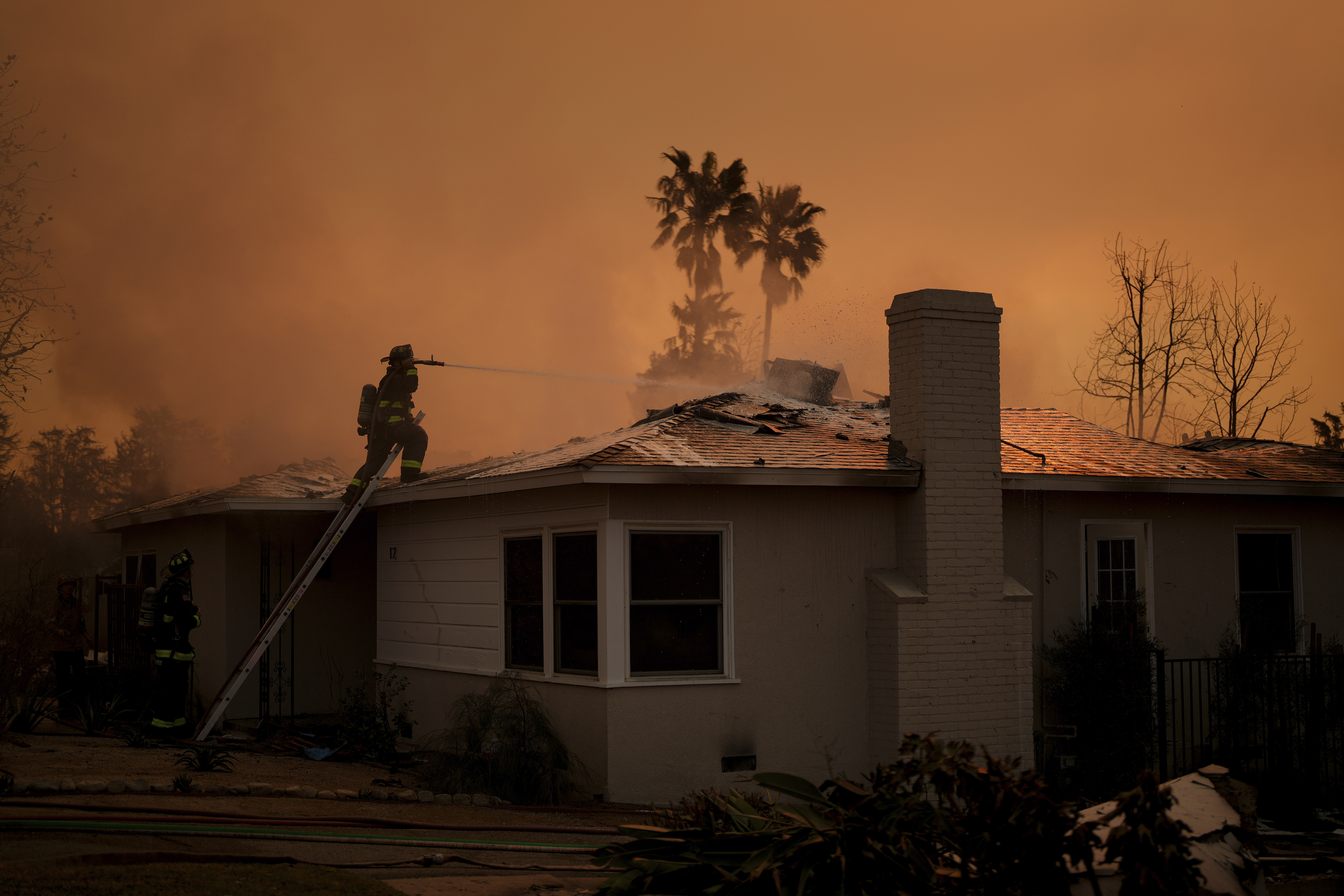 El incendio Eaton arde en Altadena, California