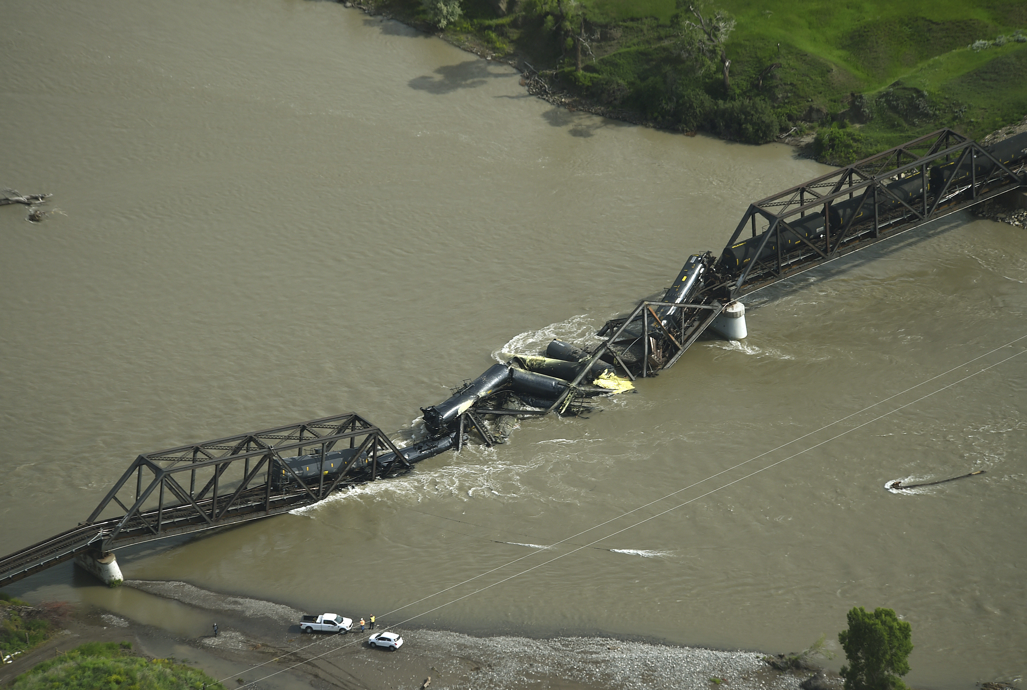 Tren que transportaba material peligroso se sumerge en el río Yellowstone después de que el puente se derrumba