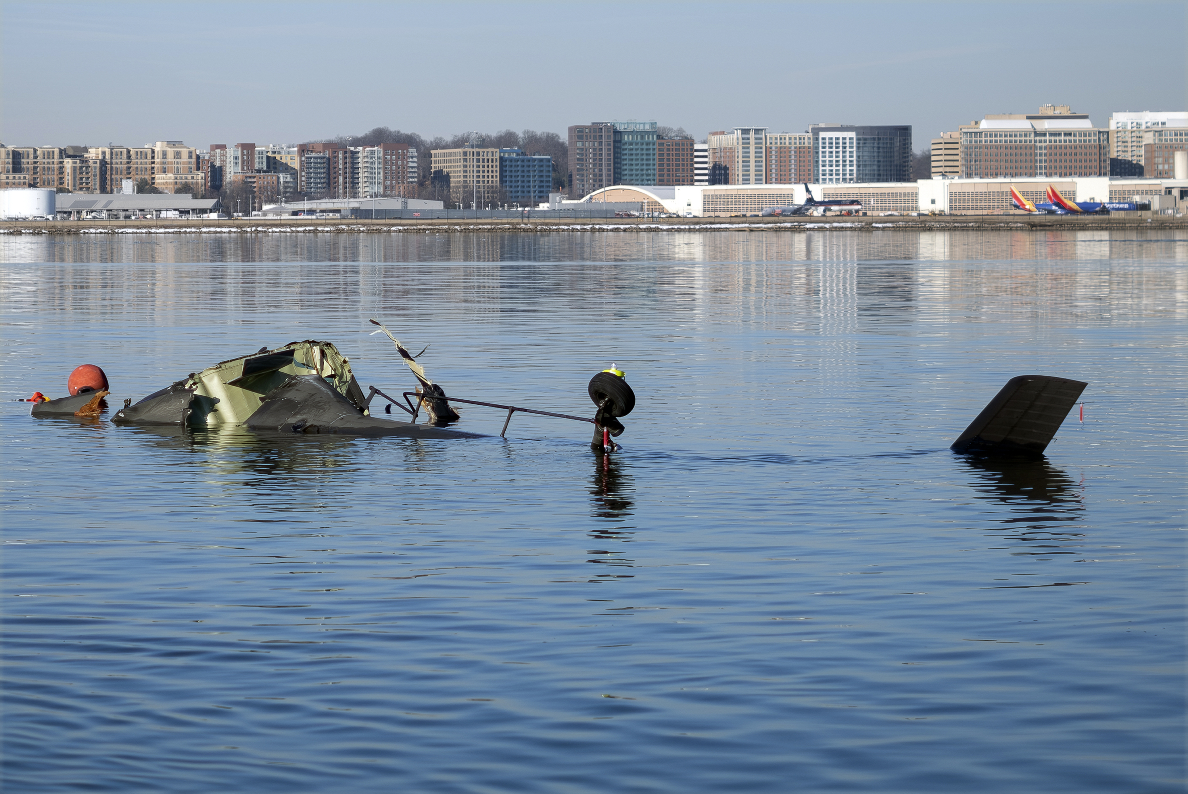 En esta imagen proporcionada por la Guardia Costera de los Estados Unidos, se ve restos en el río Potomac cerca del Aeropuerto Nacional Ronald Reagan Washington, el jueves 30 de enero de 2025 en Washington. (Petty Oficial de primera clase Brandon Giles/Guardia Costera de los EE. UU. Vía AP)