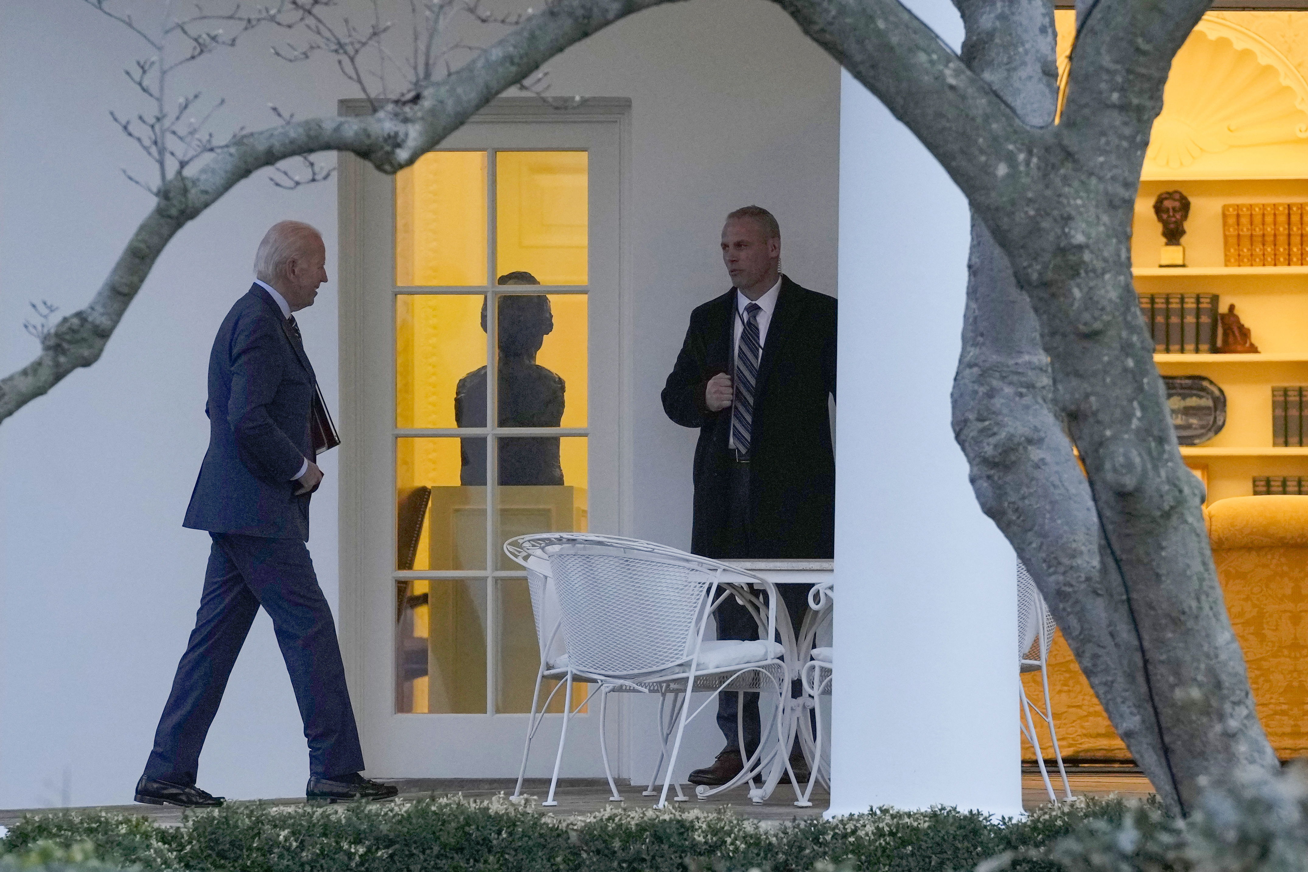 El presidente Joe Biden, a la izquierda, camina hacia la Oficina Oval en el Jardín Sur de la Casa Blanca en Washington, el miércoles 11 de enero de 2023, después de regresar del Centro Médico Militar Nacional Walter Reed, donde la primera dama Jill Biden se sometió a una cirugía para extirpar el cáncer de piel. 