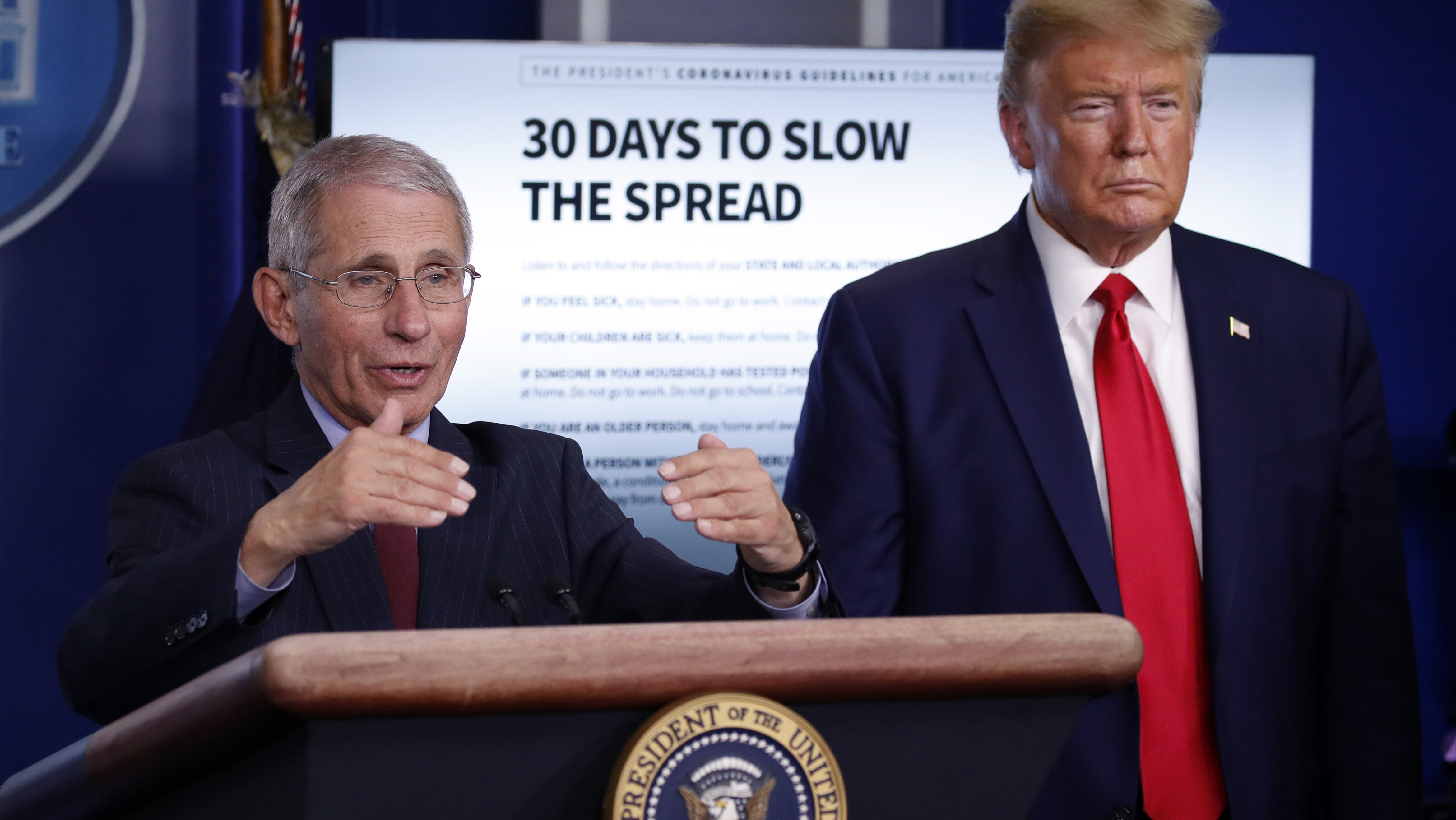 El presidente Donald Trump escucha al Dr. Anthony Fauci, director del Instituto Nacional de Alergias y Enfermedades Infecciosas, hablar sobre el coronavirus el 31 de marzo de 2020.