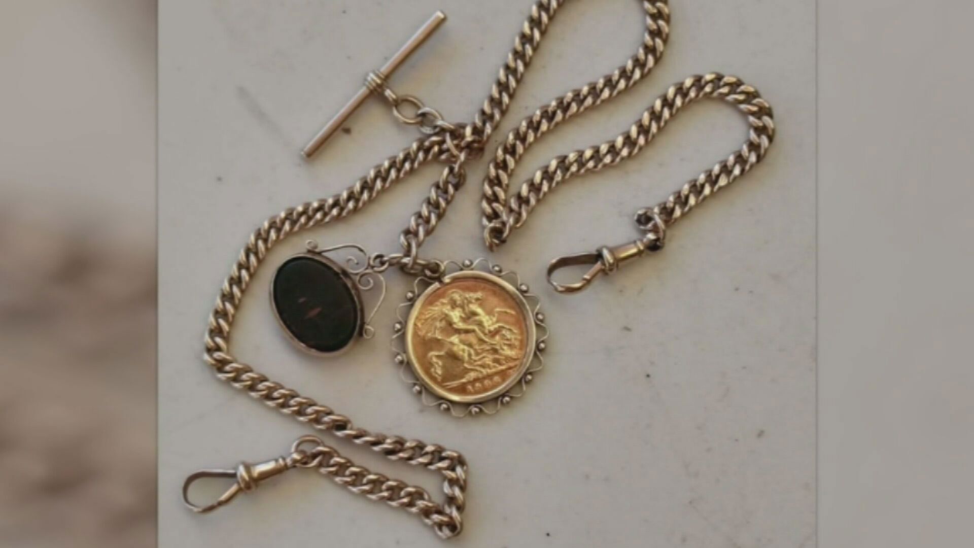 Elderly woman injured after online sale goes wrong leaving $3000 gold chain missing