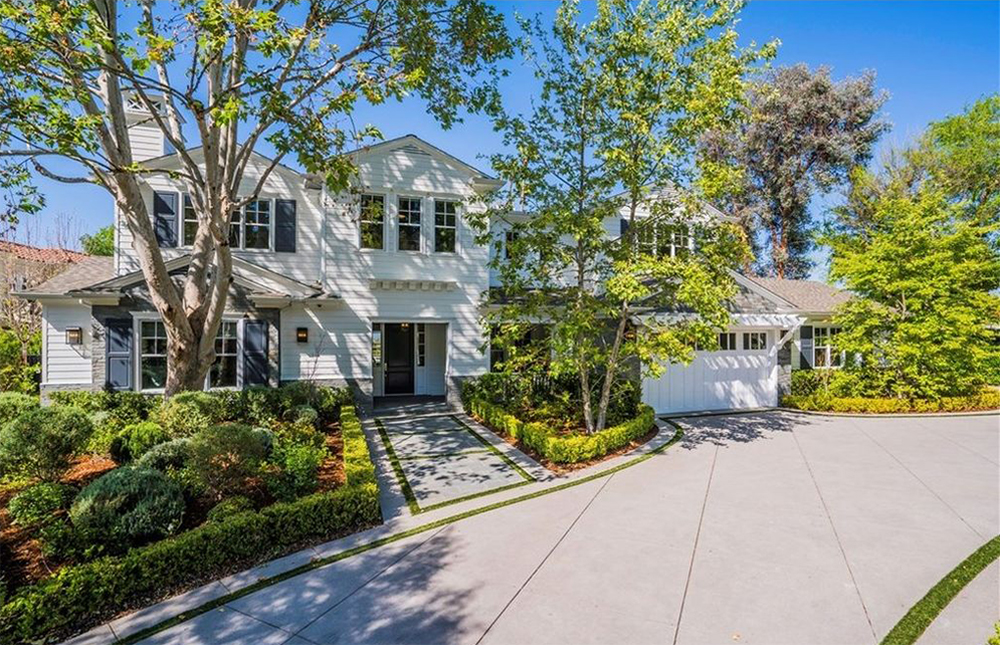 Former World No. 1 tennis player, Naomi Osaka, has bought former boy-band star Nick Lachey's LA mansion.