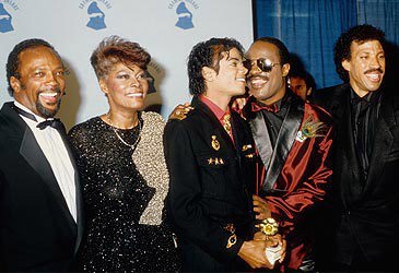 Quincy Jones, Dionne Warwick, Michael Jackson, Stevie Wonder y Lionel Richie en la 28ª edición anual de los premios Grammy (Getty)