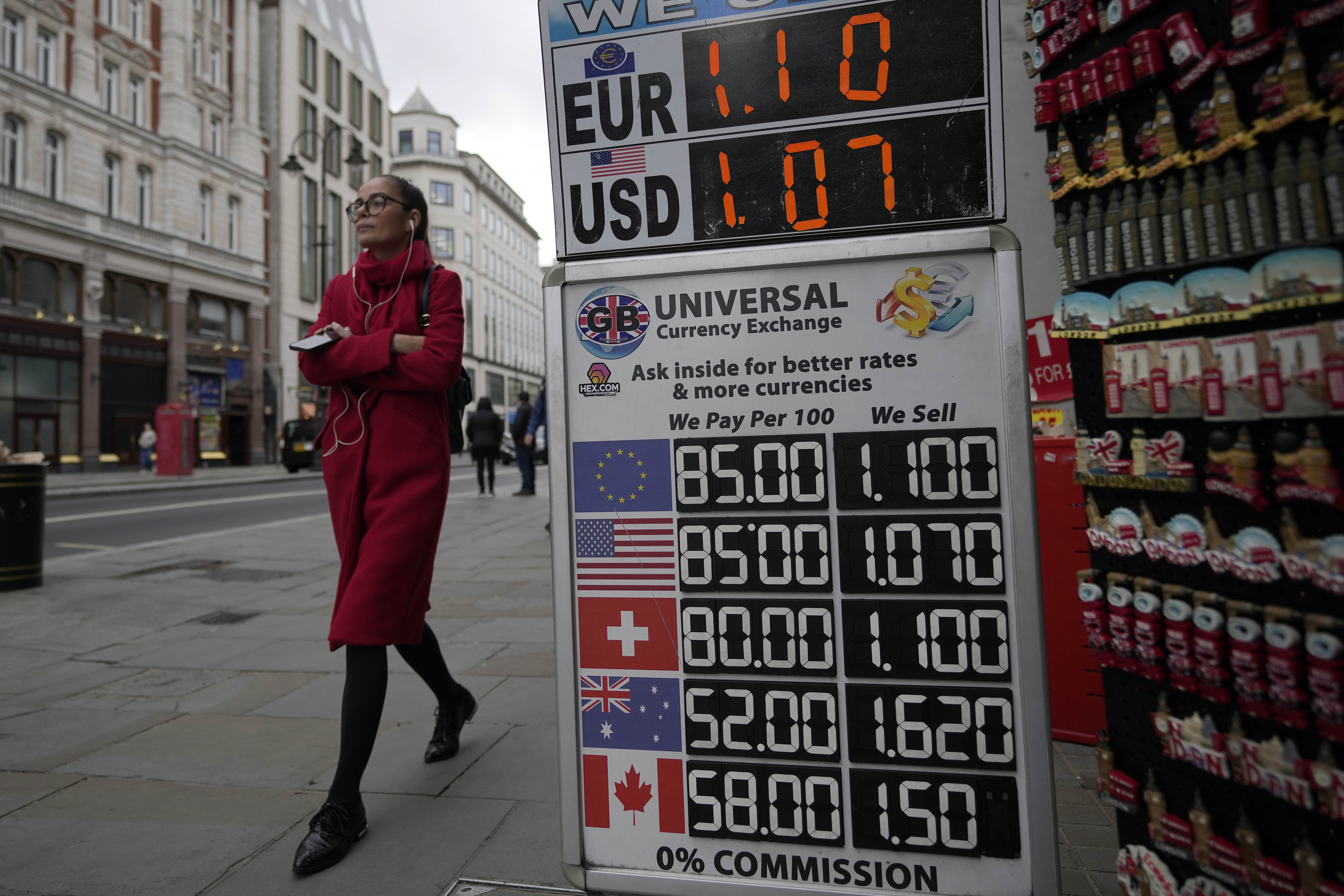 Una mujer pasa frente a un letrero que muestra el tipo de cambio en una oficina de cambio en Londres, el martes 27 de septiembre de 2022. 