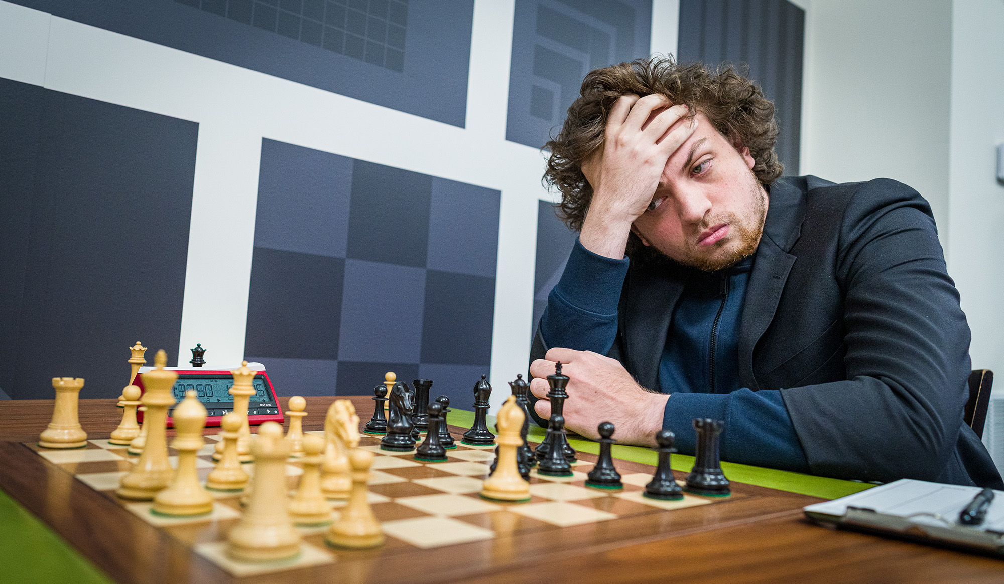 Hans Niemann, fotografiado jugando al ajedrez en St. Louis el 11 de septiembre, ha sido acusado de hacer trampa por el cinco veces campeón mundial Magnus Carlsen.  Niemann niega la acusación.