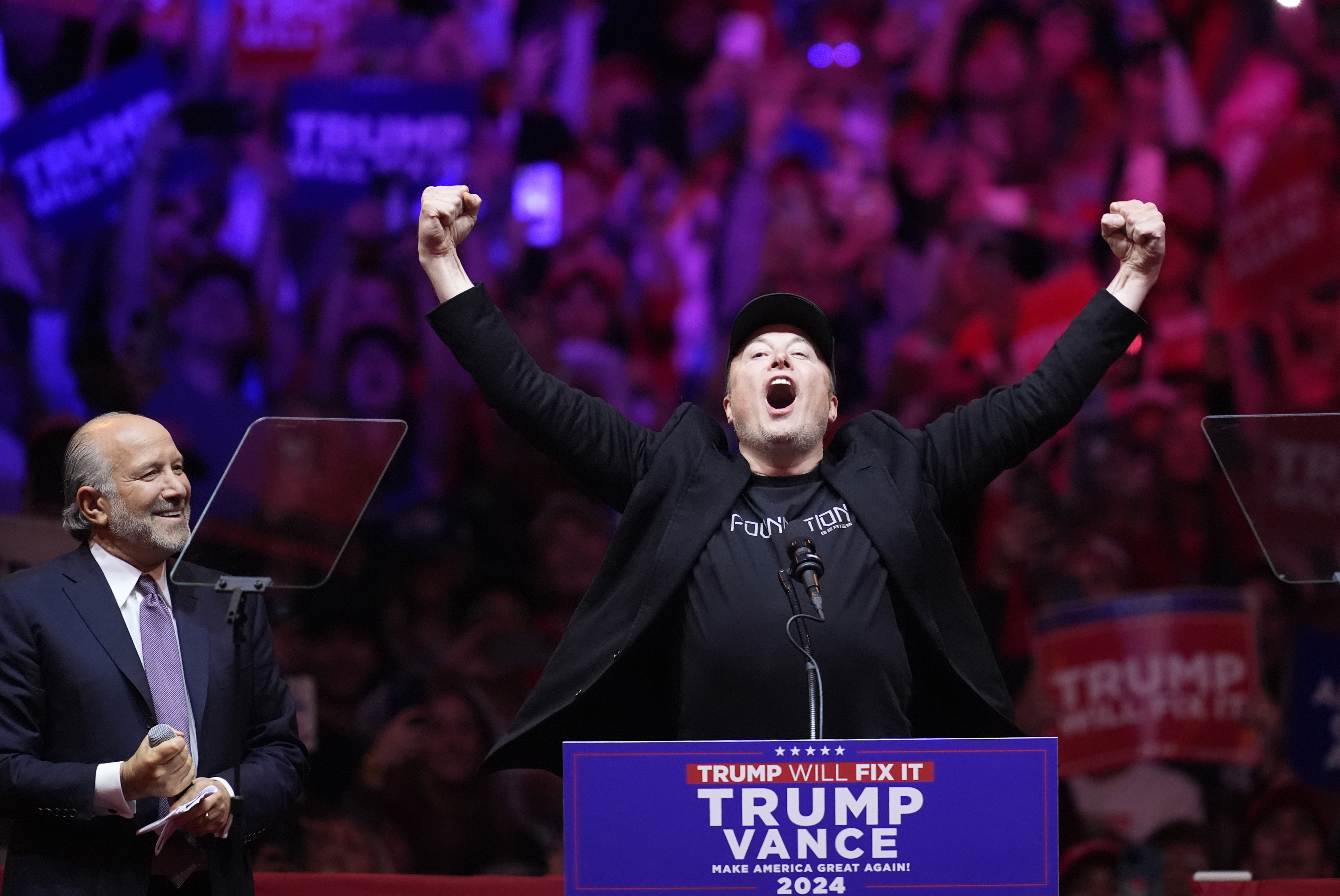 Elon Musk habla mientras Howard Lutnick escucha ante el expresidente Donald Trump, candidato presidencial republicano, en un mitin de campaña en el Madison Square Garden, el domingo 27 de octubre de 2024, en Nueva York. 