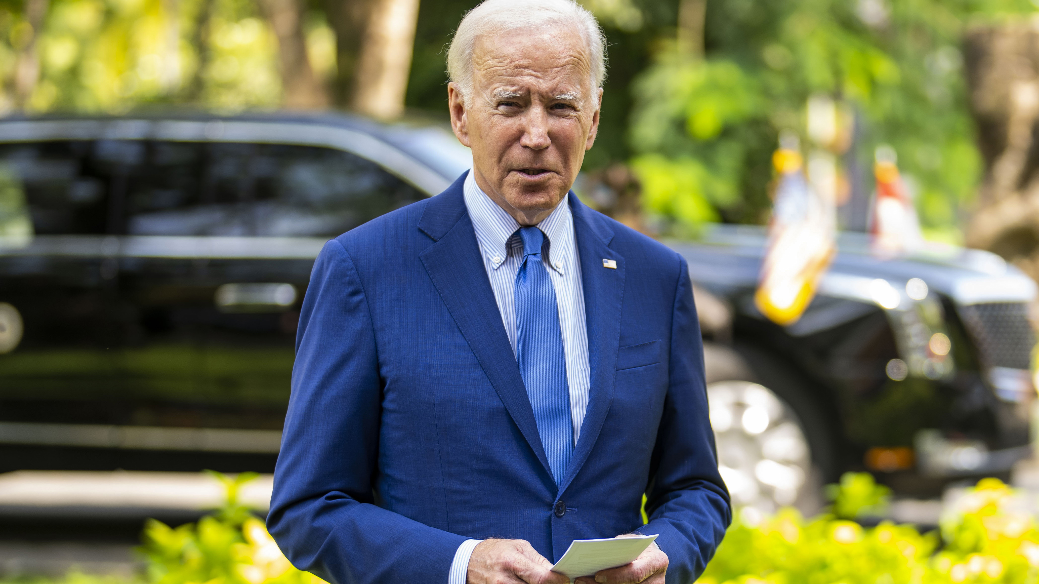 El presidente Joe Biden hace una declaración después de una reunión de líderes del G7 y la OTAN en Bali, Indonesia.