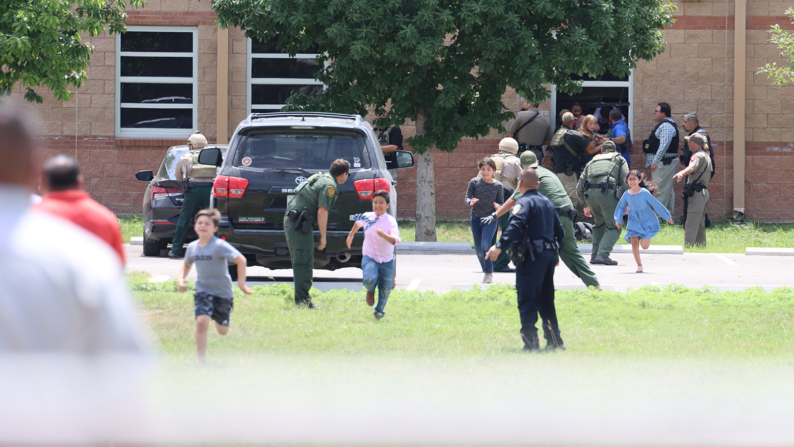 Informe encuentra "fracasos en cascada" en tiroteo en escuela de Texas