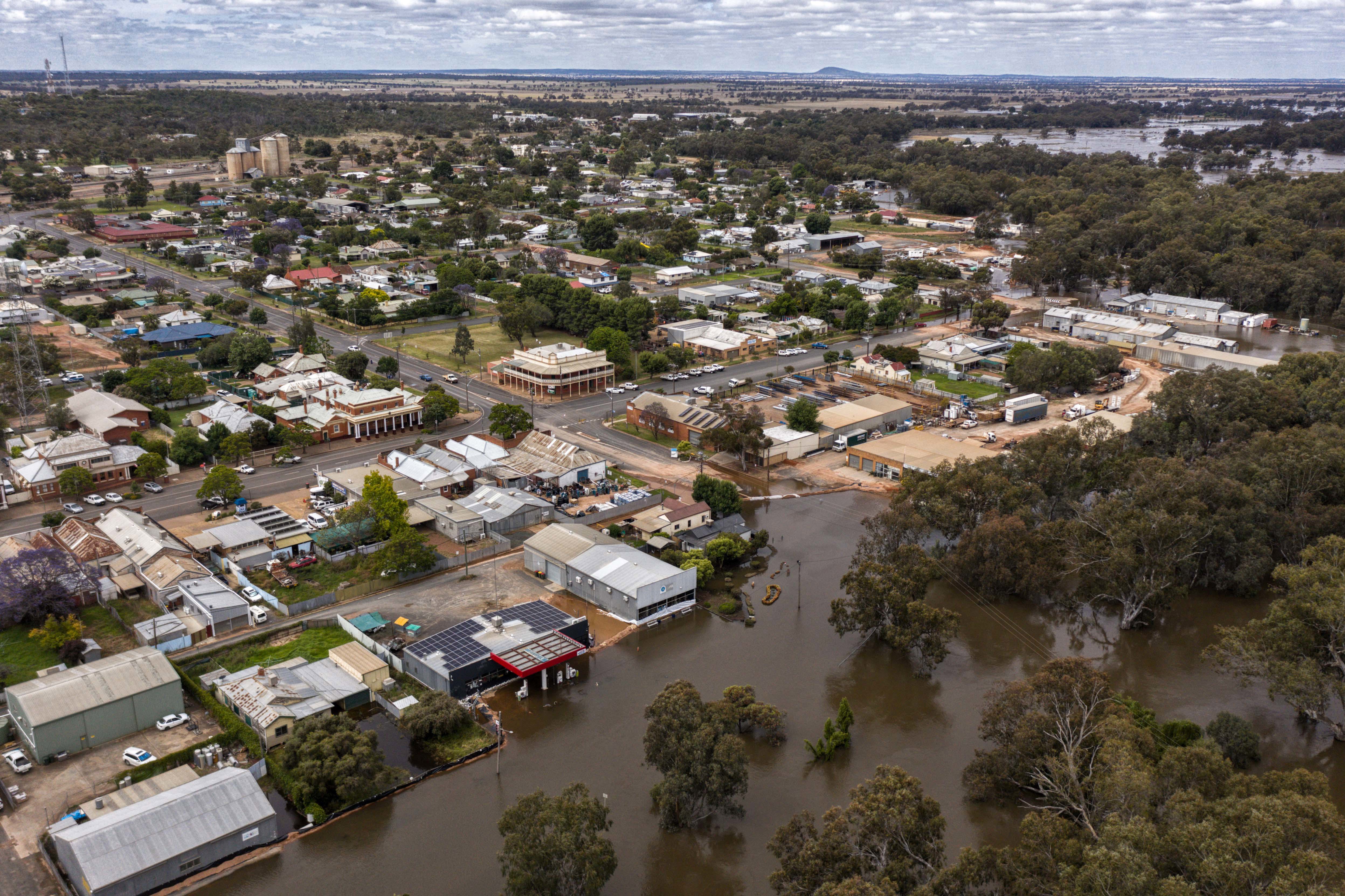 BoM defends warning after town was flooded just after forecast 