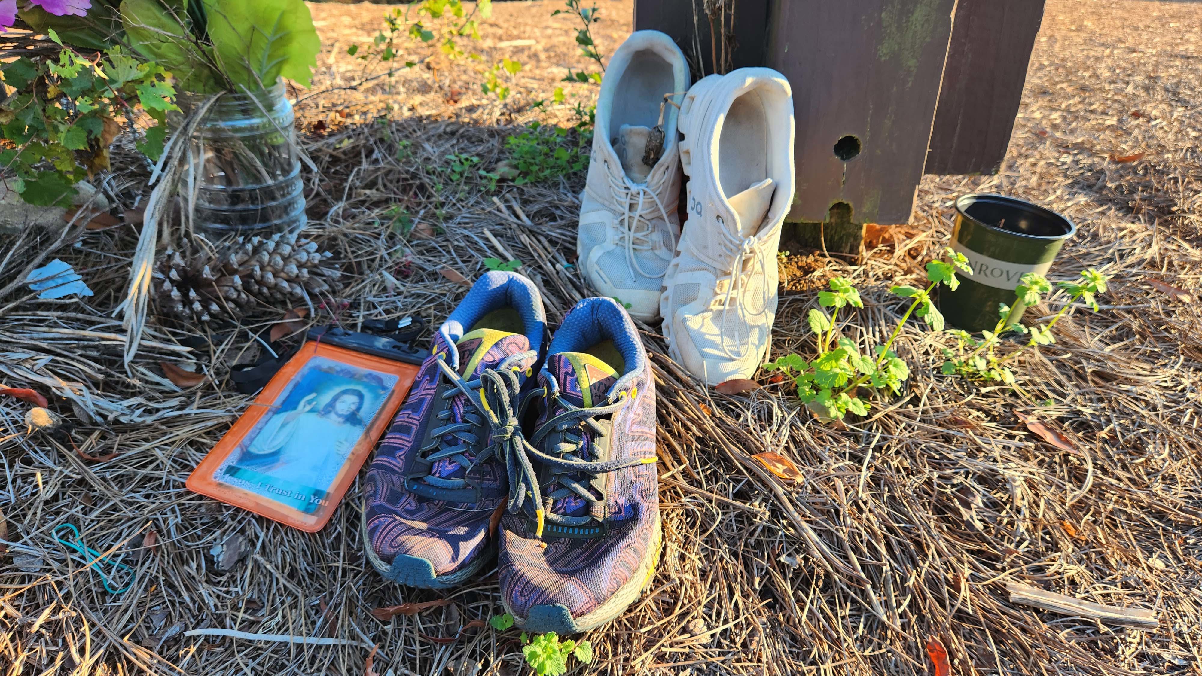 Los dolientes colocaron zapatillas para correr en un monumento conmemorativo cerca del lugar del asesinato de Laken Riley en Atenas, Georgia.