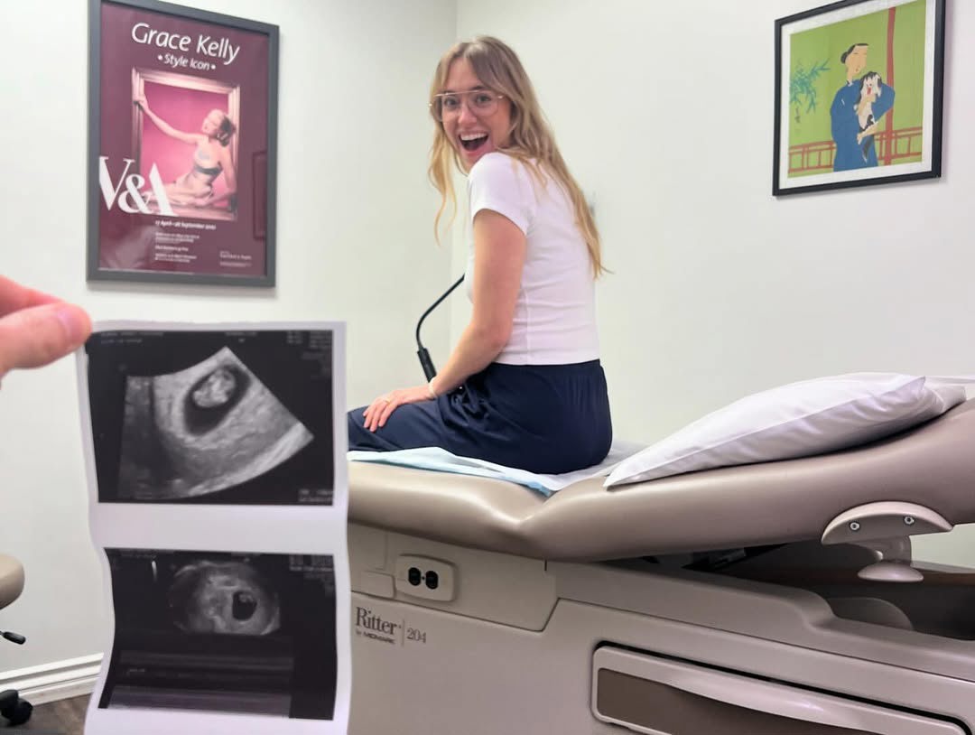 There's a new baby coming to Wistera Lane, as Two Desperate Housewives stars ﻿have announced that they are expecting a child together. Andrea Bowen, who plays Julie Mayers, and Josh Zuckerman, who plays Eddie Orlofsky,﻿ made the announcement in an Instagram post this afternoon. 