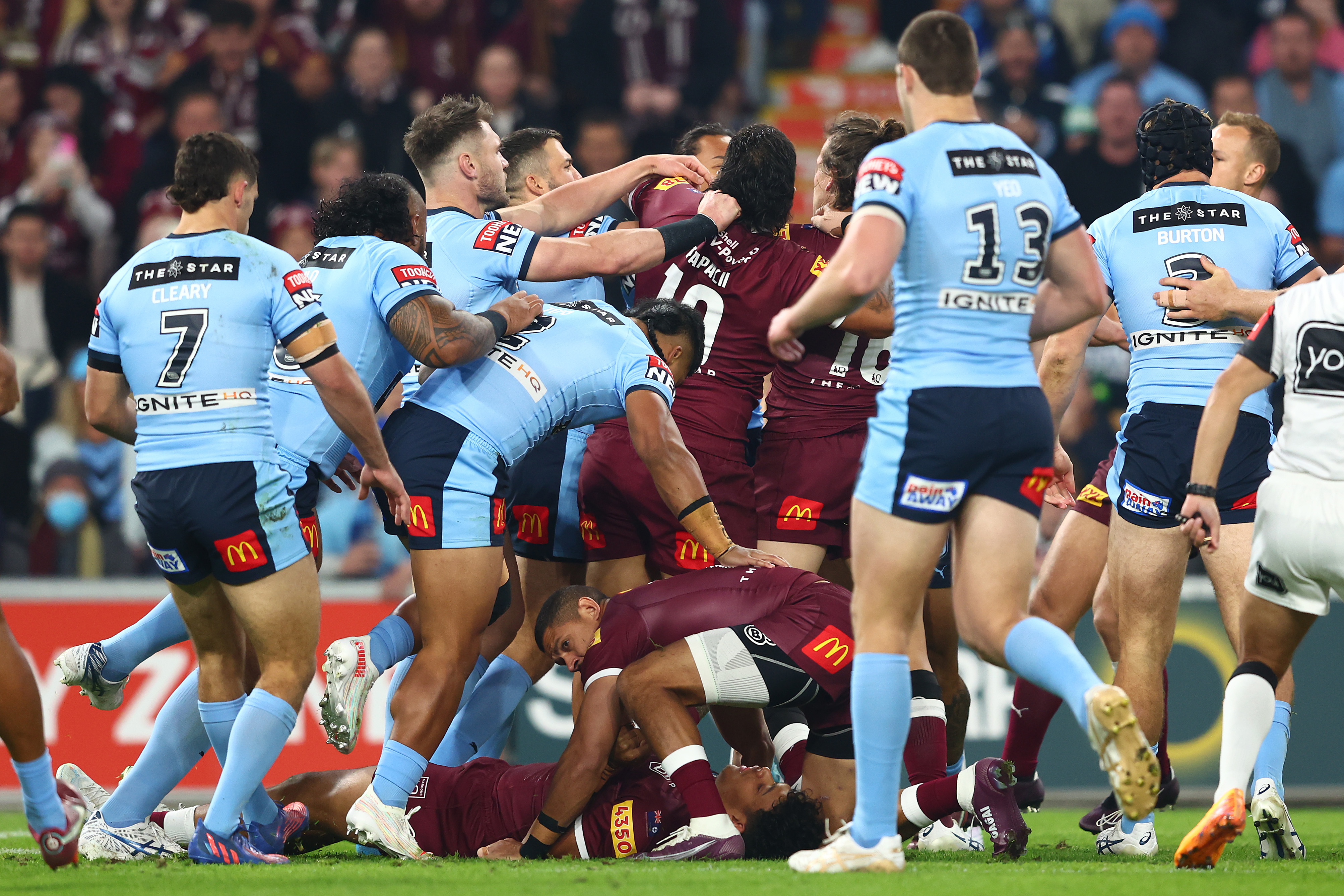 Cảnh giác, đây là trận quyết định của State of Origin Game 3! Bạn không thể bỏ lỡ trận đấu này nếu muốn thấy những cú sút và tình huống rượt đuổi đầy kịch tính giữa hai đội.