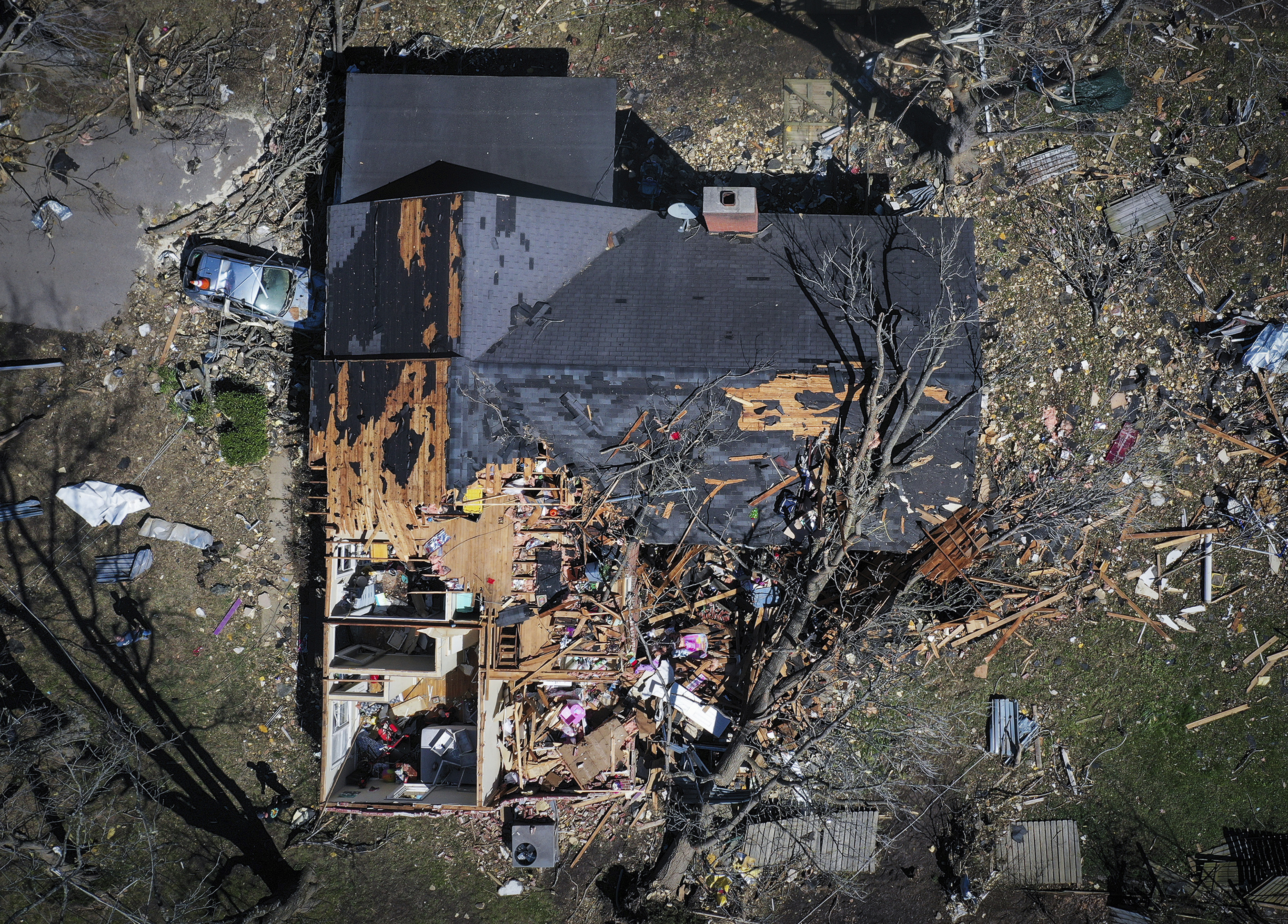 Una casa es destruida por un tornado en Covington, Tennessee, el sábado 1 de abril de 2023. 