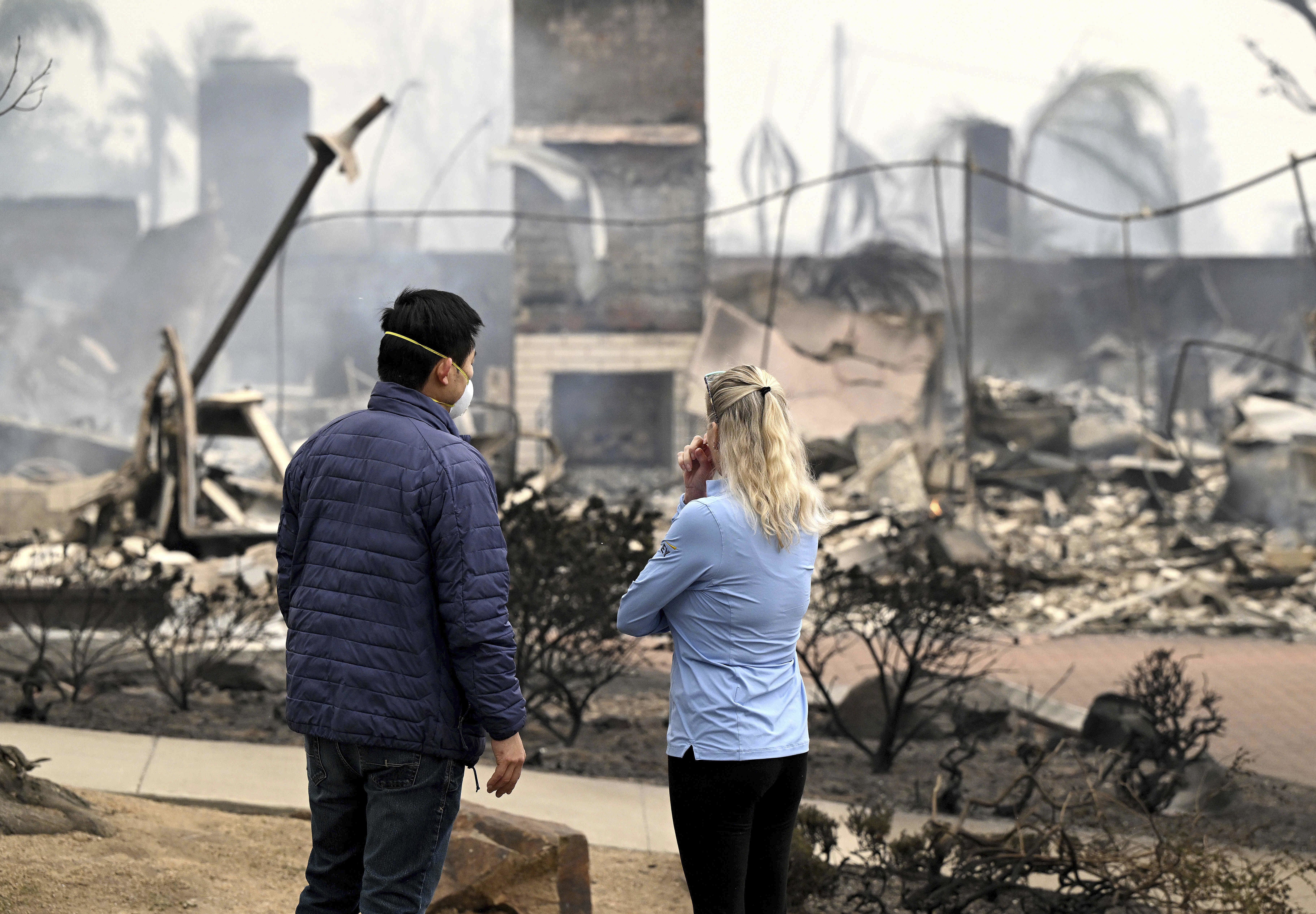 Patricia Vahdat, residente de Hastings Ranch (derecha), y una vecina hablan frente a la casa de otra de sus vecinas que fue completamente destruida por el incendio de Eaton en la comunidad de Hastings Ranch de Pasadena la madrugada del miércoles 8 de enero de 2025. (Will Lester/The Registro del Condado de Orange vía AP)