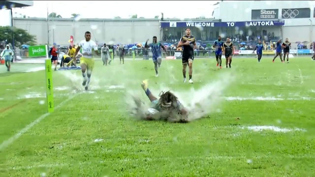 Selestino Ravutaumada scores for the Drua.