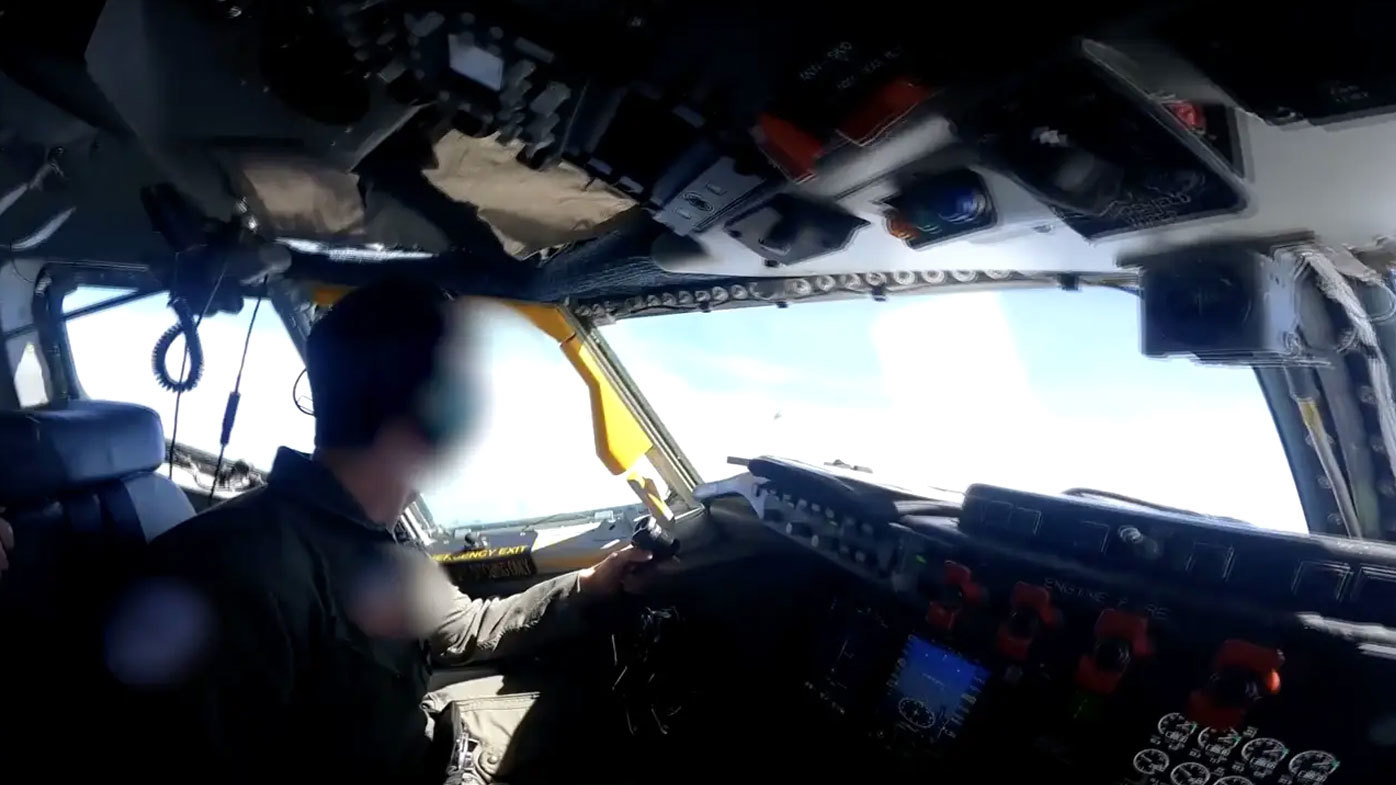 Un video capturado desde la cabina del RC-135 muestra la racha de aviones de combate chinos cruzando el cielo justo delante del avión. 