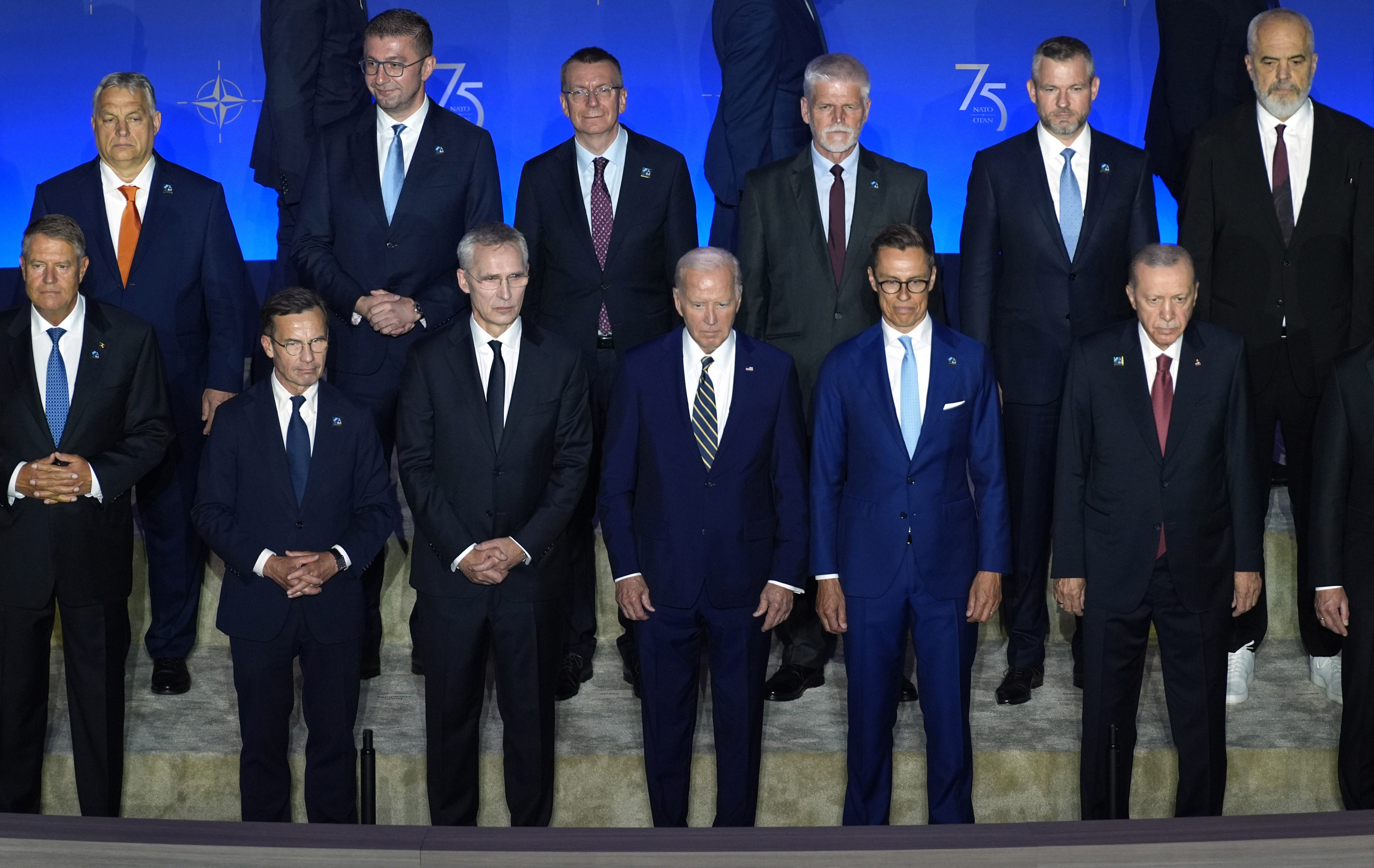 Los líderes de la OTAN posan durante una foto grupal