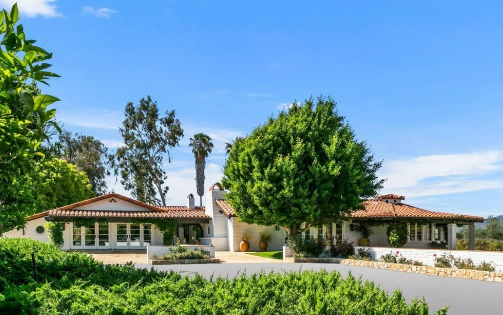 Sandra Bullock has listed her sprawling $9.1 million Mediterranean-style mansion in Southern California.