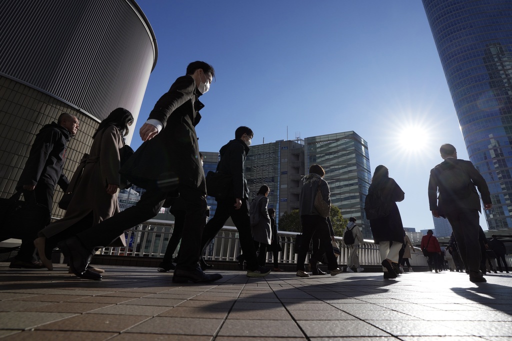 Los viajeros caminan por un pasillo durante la hora pico en la estación Shinagawa el miércoles 14 de febrero de 2024 en Tokio.  Japón ha caído a la cuarta economía más grande del mundo, ya que los datos gubernamentales publicados el jueves 15 de febrero mostraron que su tamaño se quedó atrás del de Alemania en 2023. (Foto AP/Eugene Hoshiko)