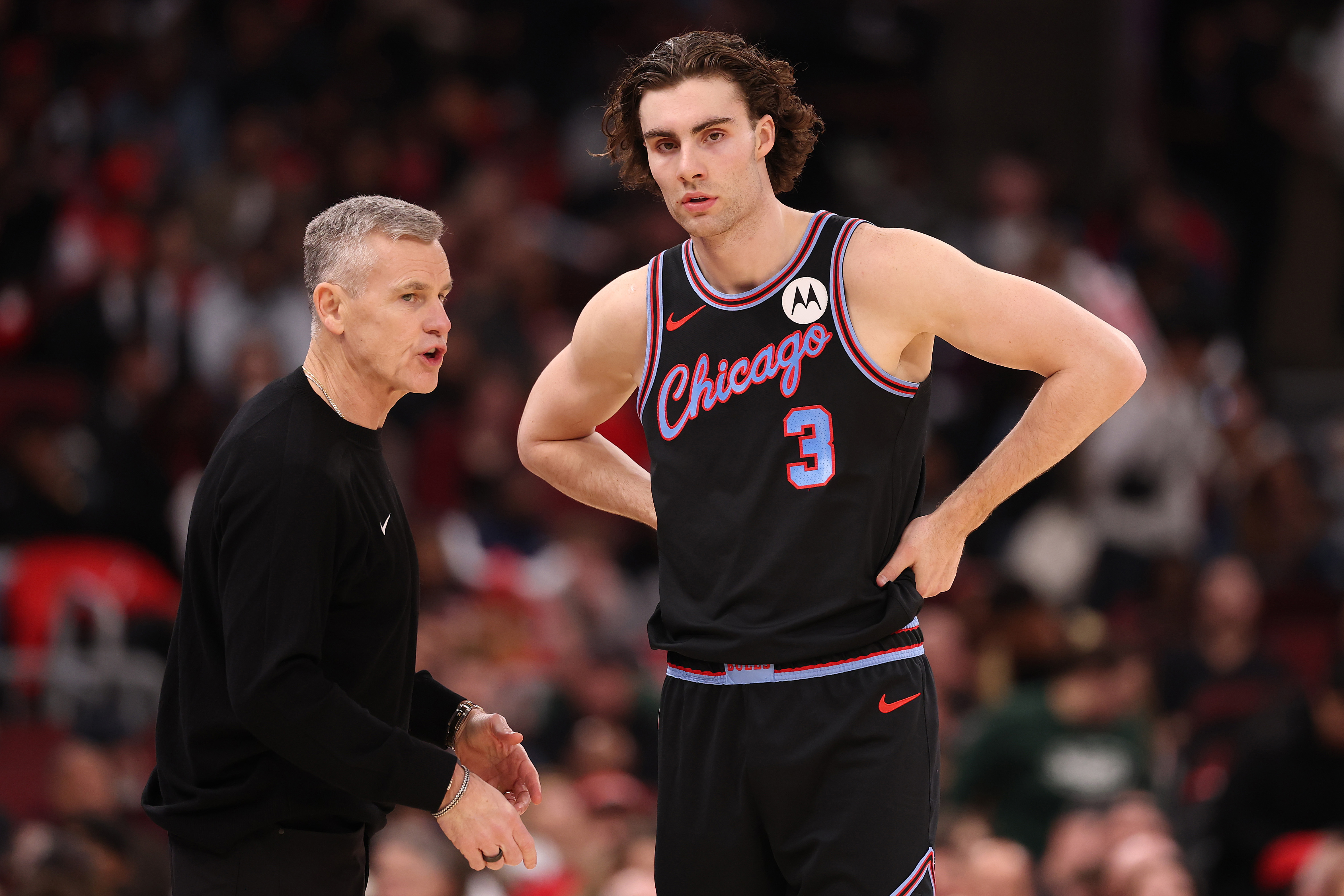 Head coach Billy Donovan of the Chicago Bulls talks with Josh Giddey.