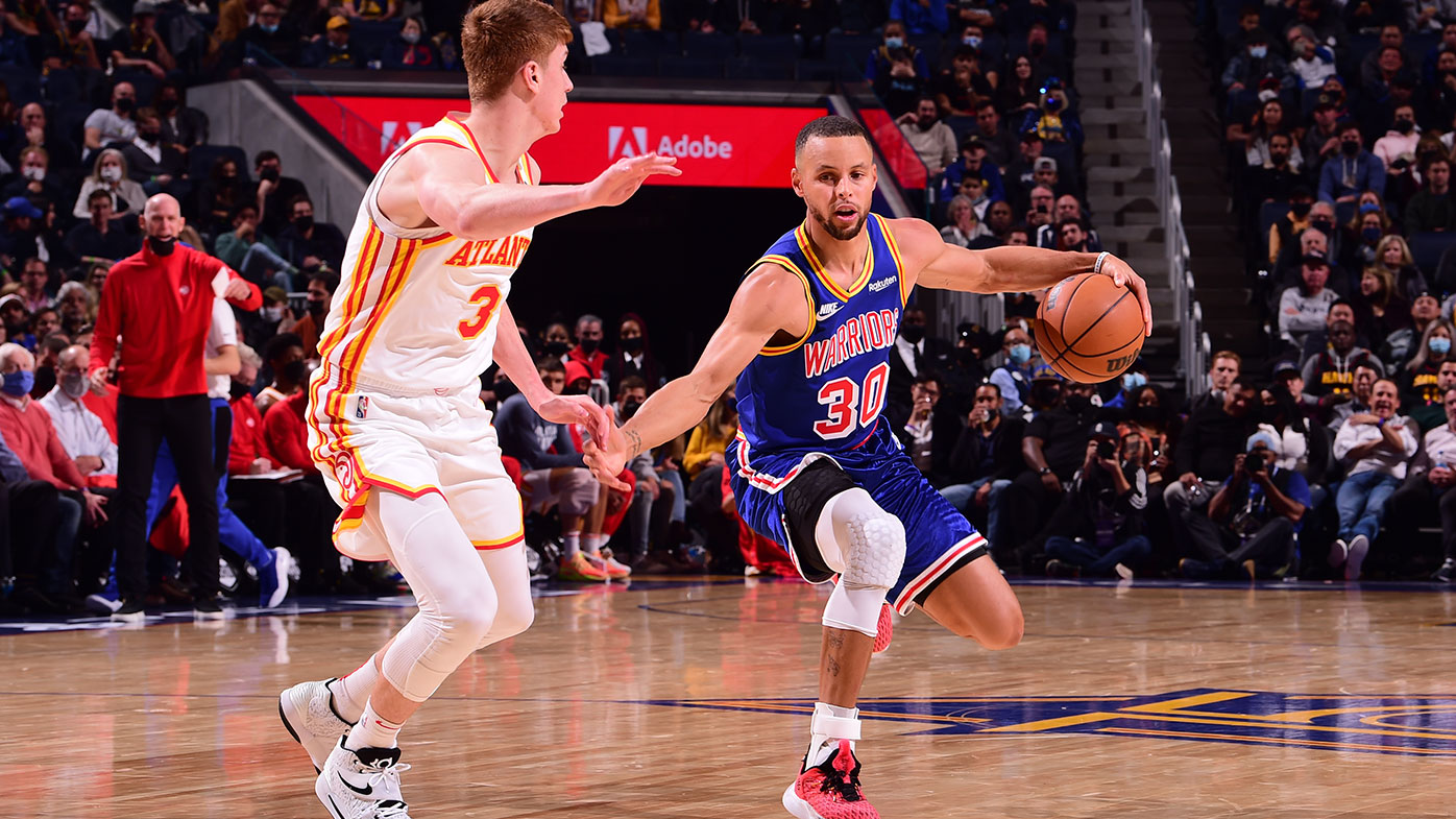  Stephen Curry #30 of the Golden State Warriors handles the ball 