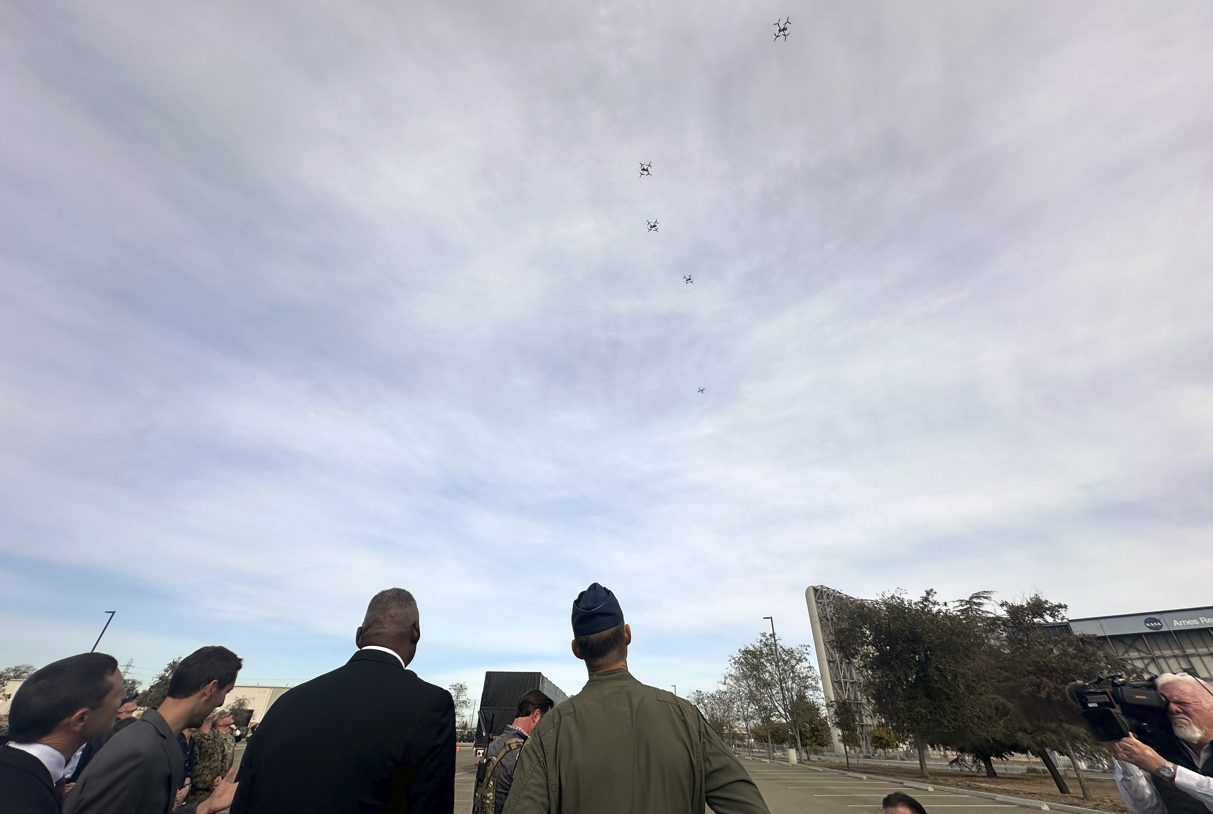 El secretario de Defensa, Lloyd Austin, observa cómo un enjambre de cinco drones despega desde un área de estacionamiento en la Unidad de Innovación de Defensa en Mountain View, California, el viernes 1 de diciembre de 2023. 