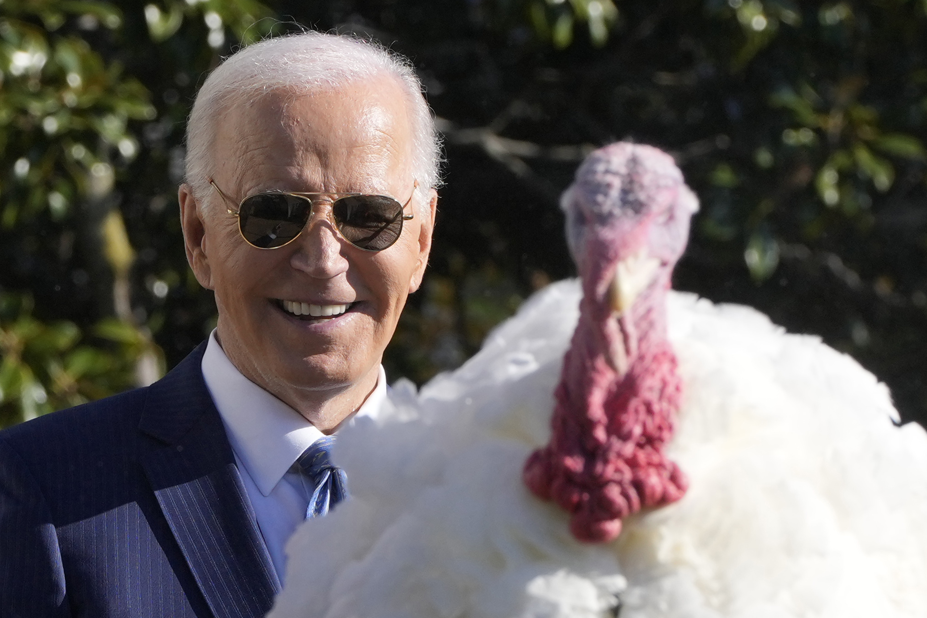 El presidente Joe Biden habla después de indultar al pavo nacional de Acción de Gracias, Peach, durante una ceremonia en el jardín sur de la Casa Blanca en Washington, el lunes 25 de noviembre de 2024. (Foto AP/Mark Schiefelbein)