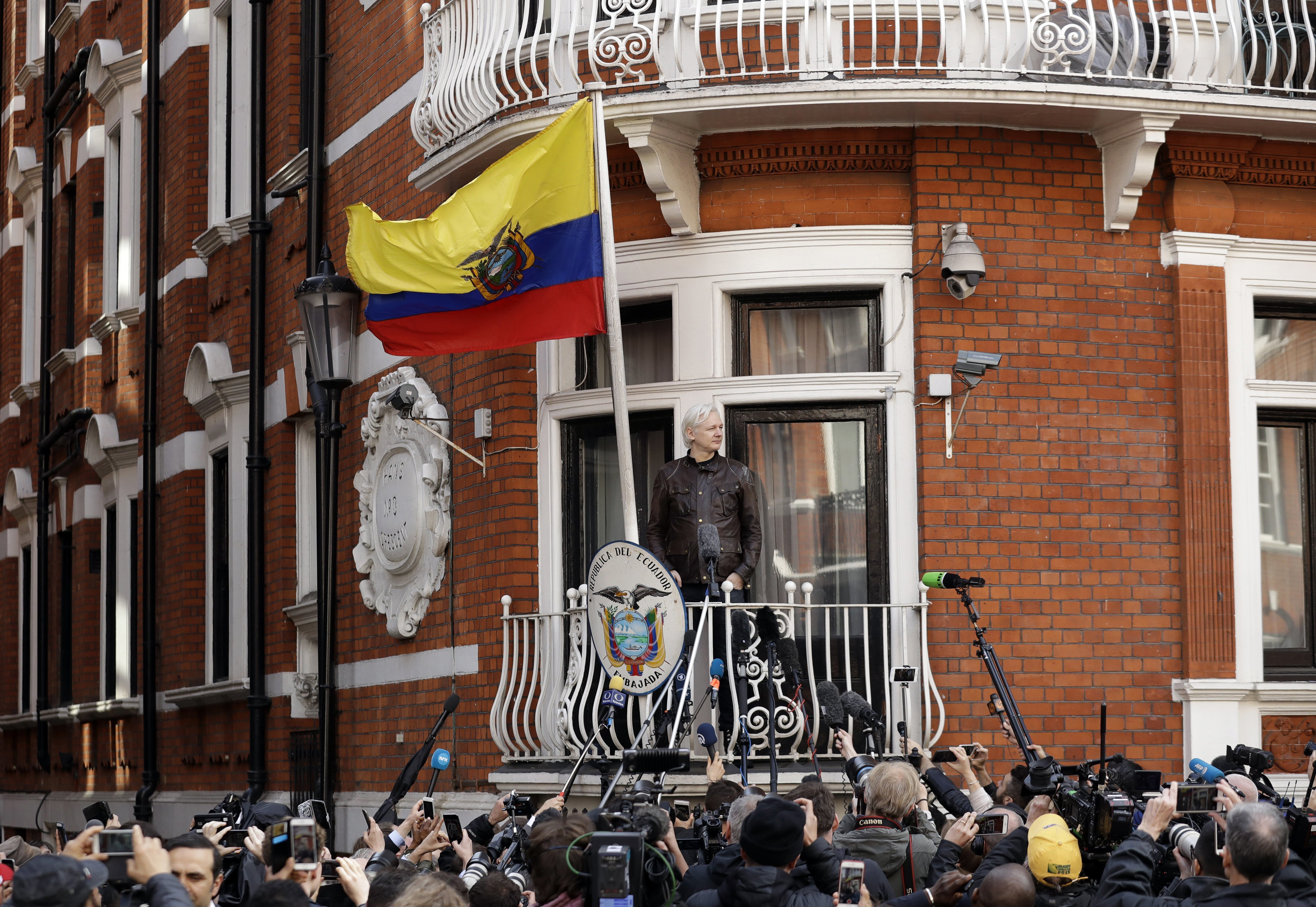 El fundador de WikiLeaks, Julian Assange, hace gestos en el balcón de la embajada de Ecuador antes de hablar, en Londres, el viernes 19 de mayo de 2017. El gobierno británico ordenó el viernes 17 de junio de 2022 la extradición del fundador de WikiLeaks, Julian Assange, a Estados Unidos para enfrentar espionaje. cargos.  Es probable que apele. 