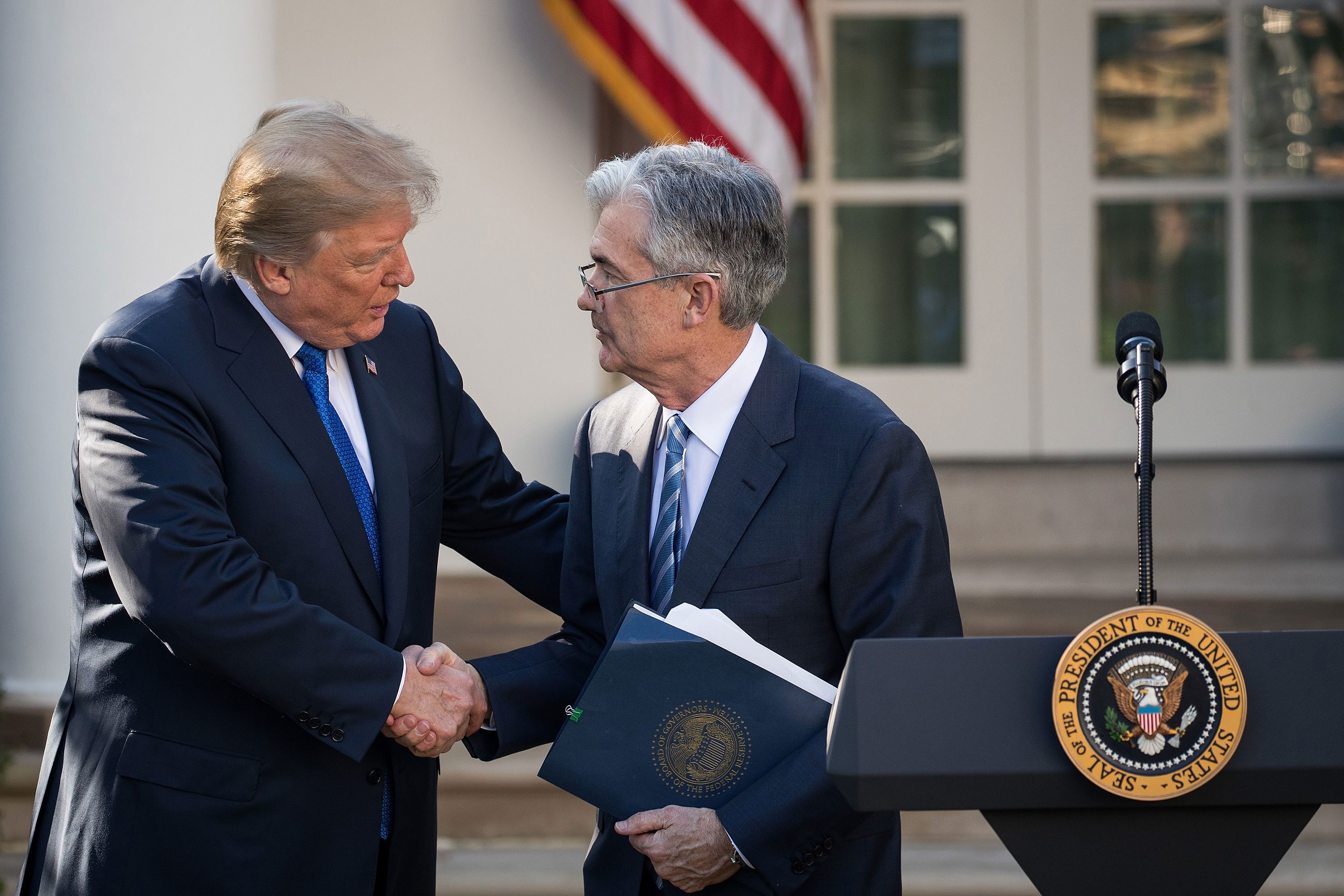 El presidente de la Reserva Federal, Jerome Powell, y el presidente Trump.