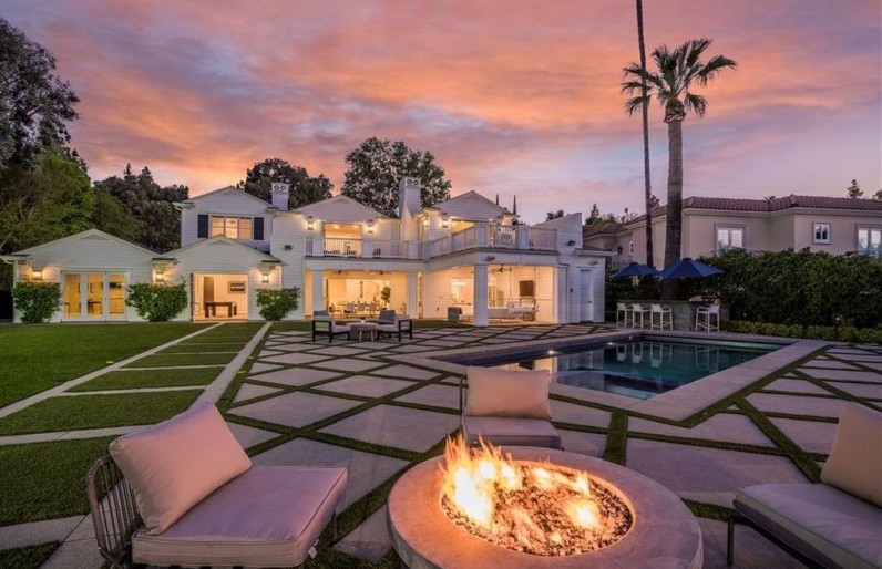 Former World No. 1 tennis player, Naomi Osaka, has bought former boy-band star Nick Lachey's LA mansion.