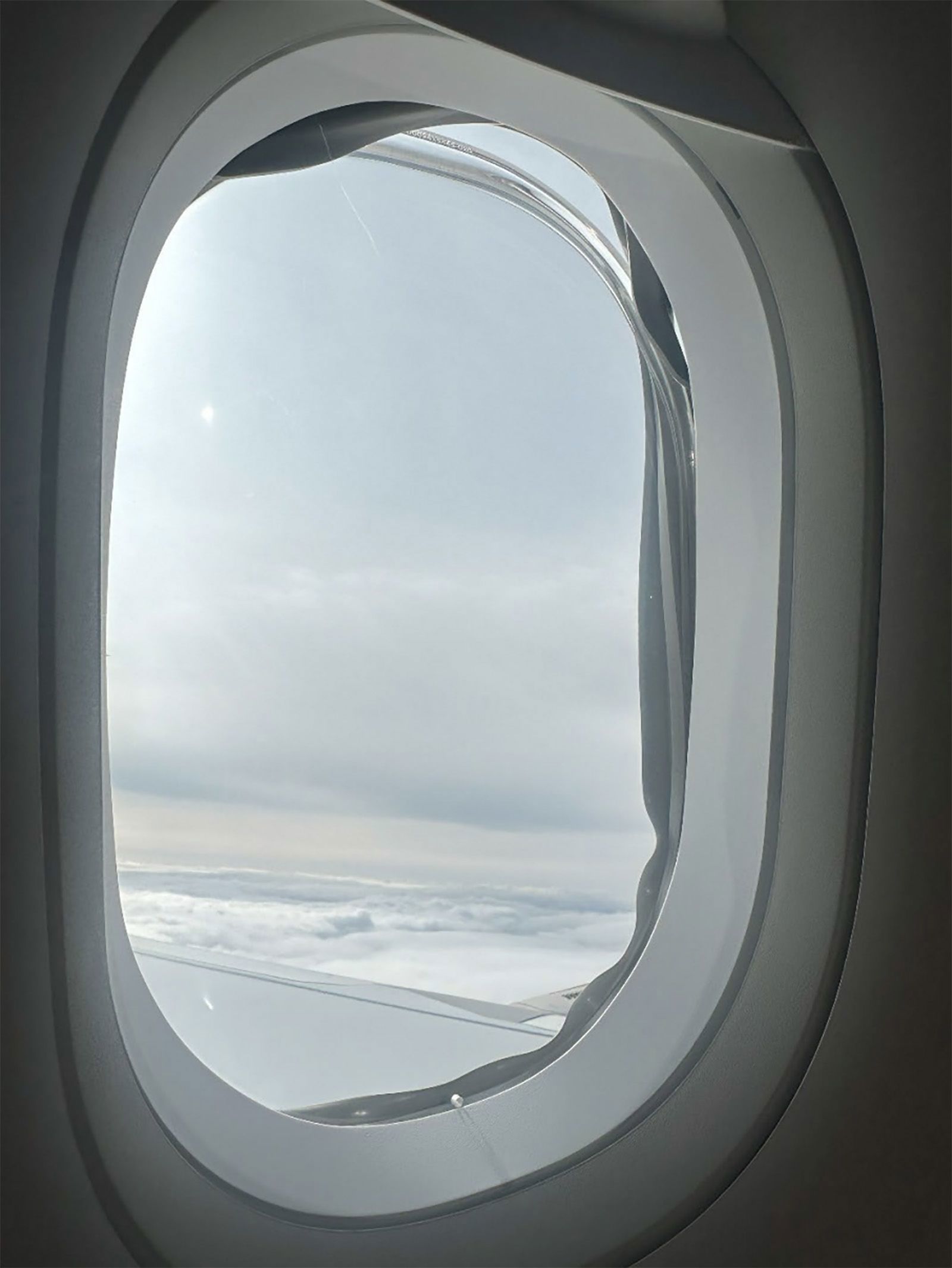 El avión despega sin cristales en las ventanas