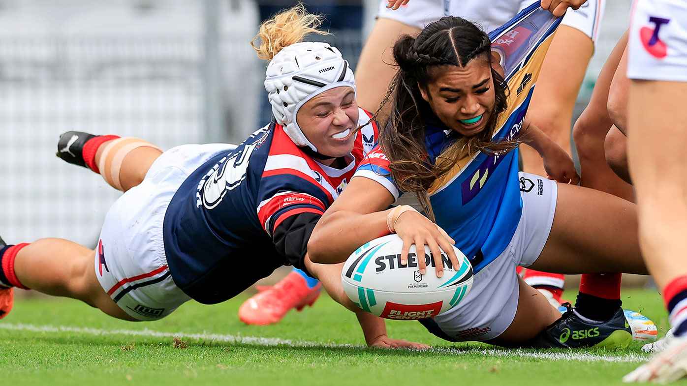 Jasmine Peters of the Titans scores a try