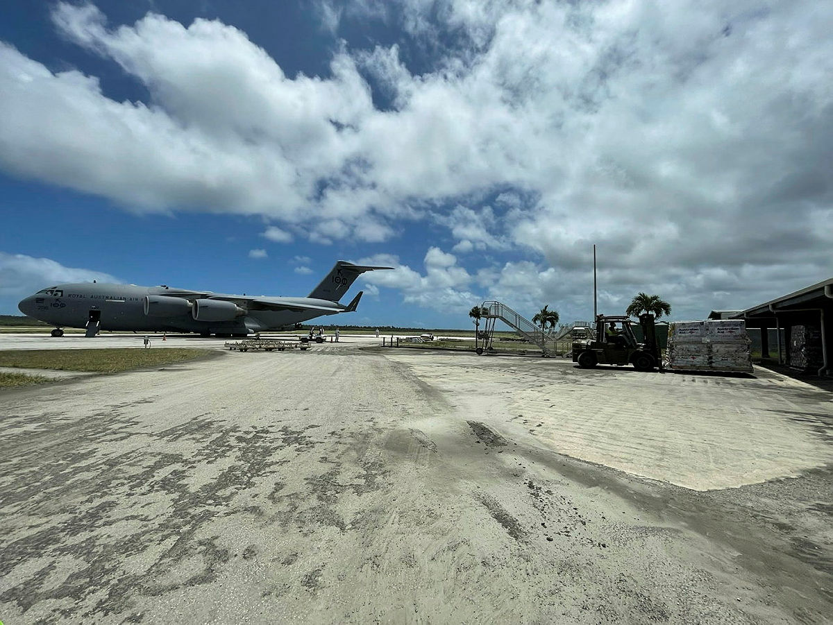 A Royal Australian Air Force C-17A Globemaster III aircraft delivers the first load of Australian Aid to Tonga's Fua'Amoto international airport on 20 January 2022.