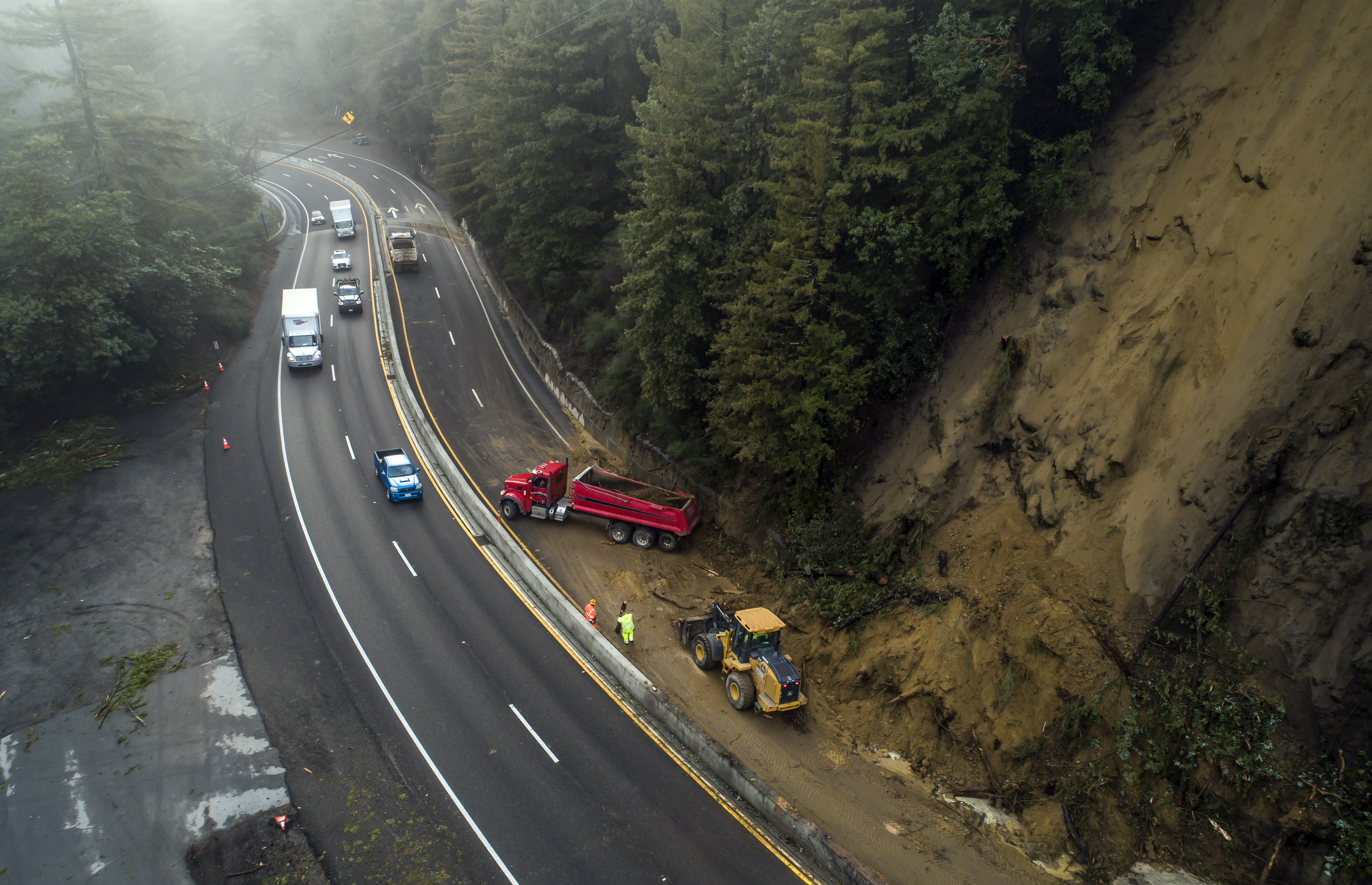 El número de muertos aumenta a 14 en las inundaciones de California después de que la caída de los árboles mata