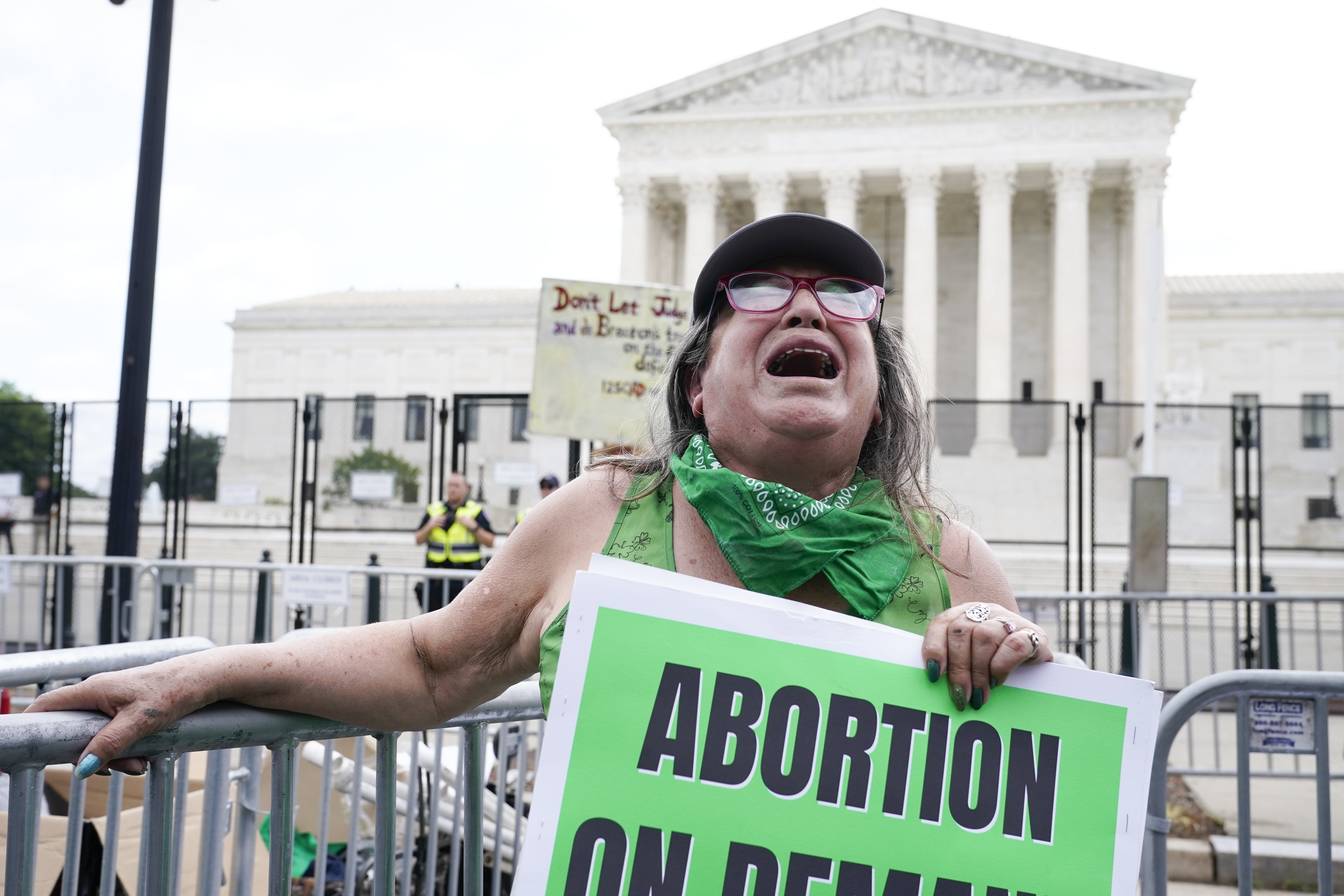 Primeros estados de EE. UU. introducen nuevas leyes de aborto después de que la Corte Suprema anula Roe v. Wade