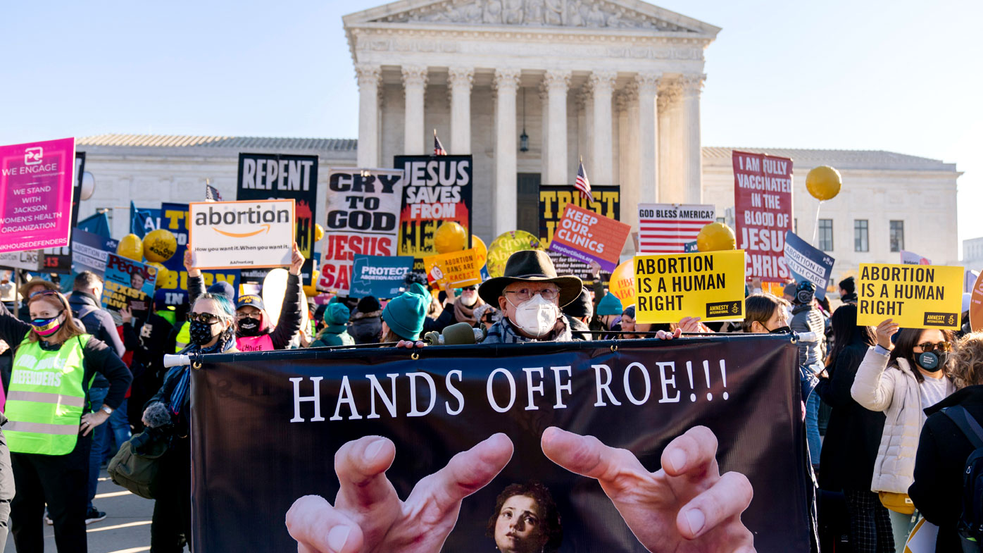 Los defensores del derecho al aborto y los manifestantes contra el aborto se manifiestan frente a la Corte Suprema de EE. UU., con Roe v. Wade enfrentando su mayor amenaza en décadas.