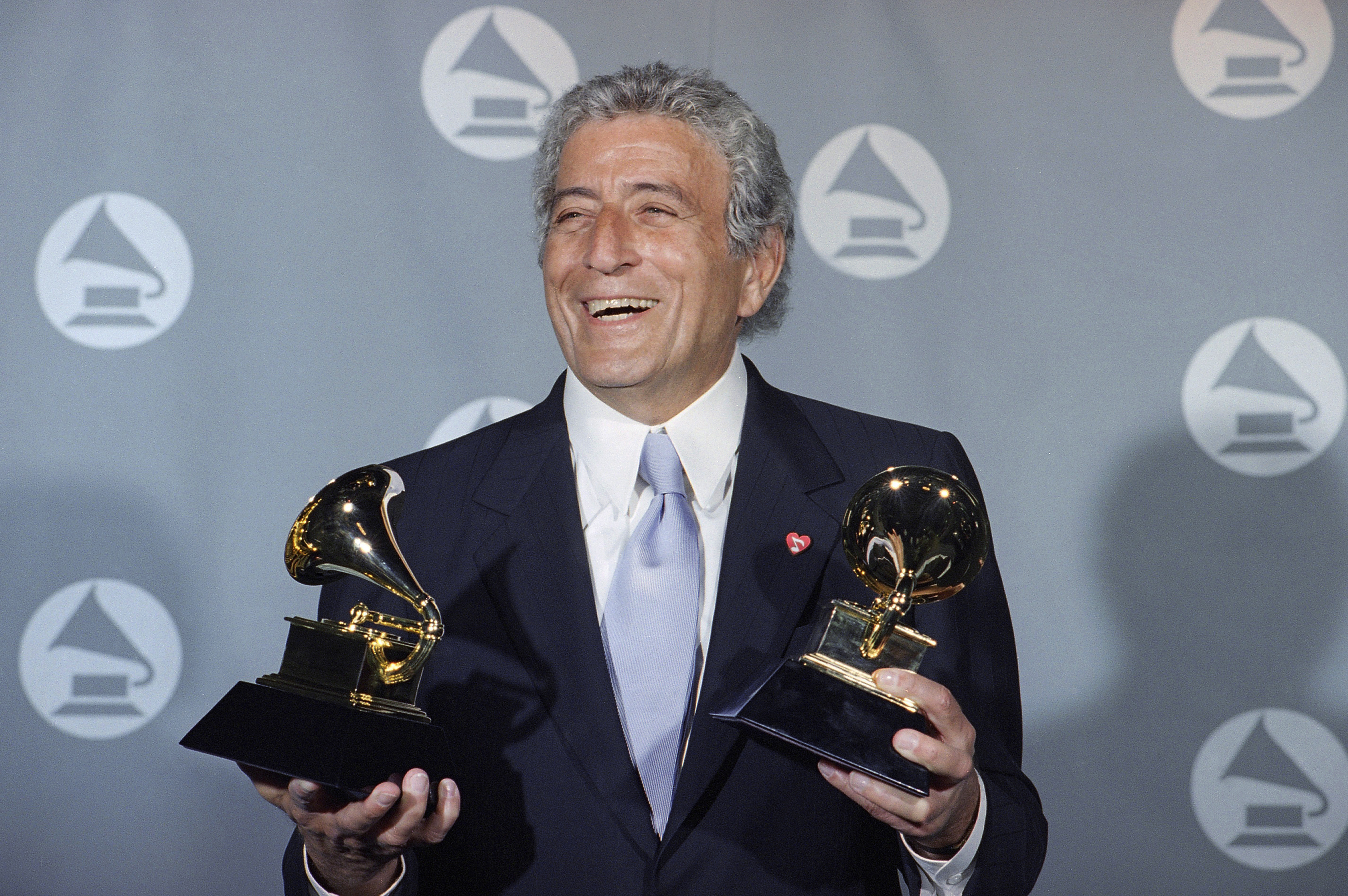 El veterano cantante Tony Bennett muestra sus dos premios Grammy en el backstage del Shrine Auditorium de Los Ángeles el miércoles 1 de marzo de 1995.  