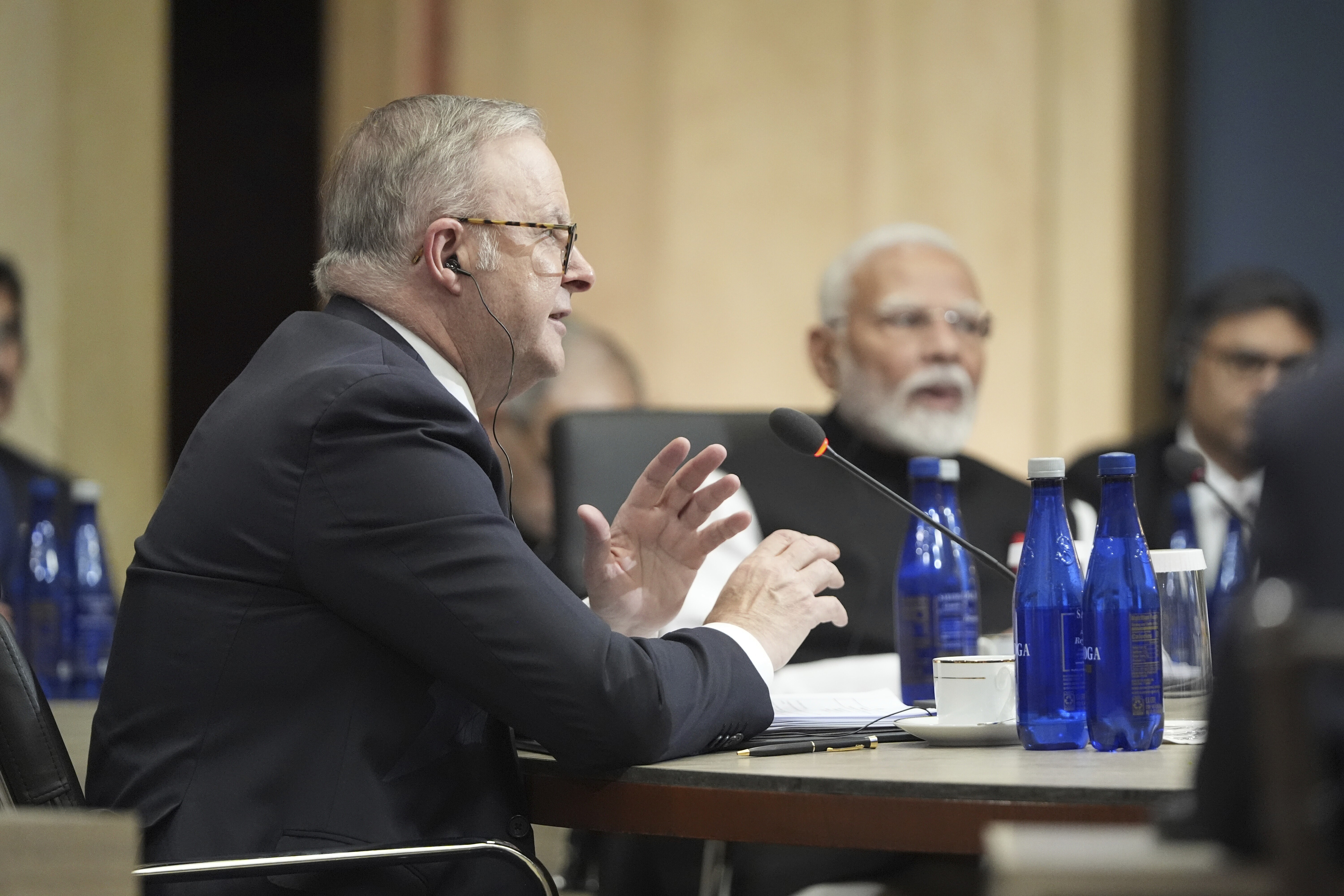 El primer ministro de Australia, Anthony Albanese, y el primer ministro de India, Narendra Modi, participan en la cumbre de líderes del Quad en la Academia Archmere en Claymont, Delaware, el sábado 21 de septiembre de 2024. (Foto AP/Mark Schiefelbein)