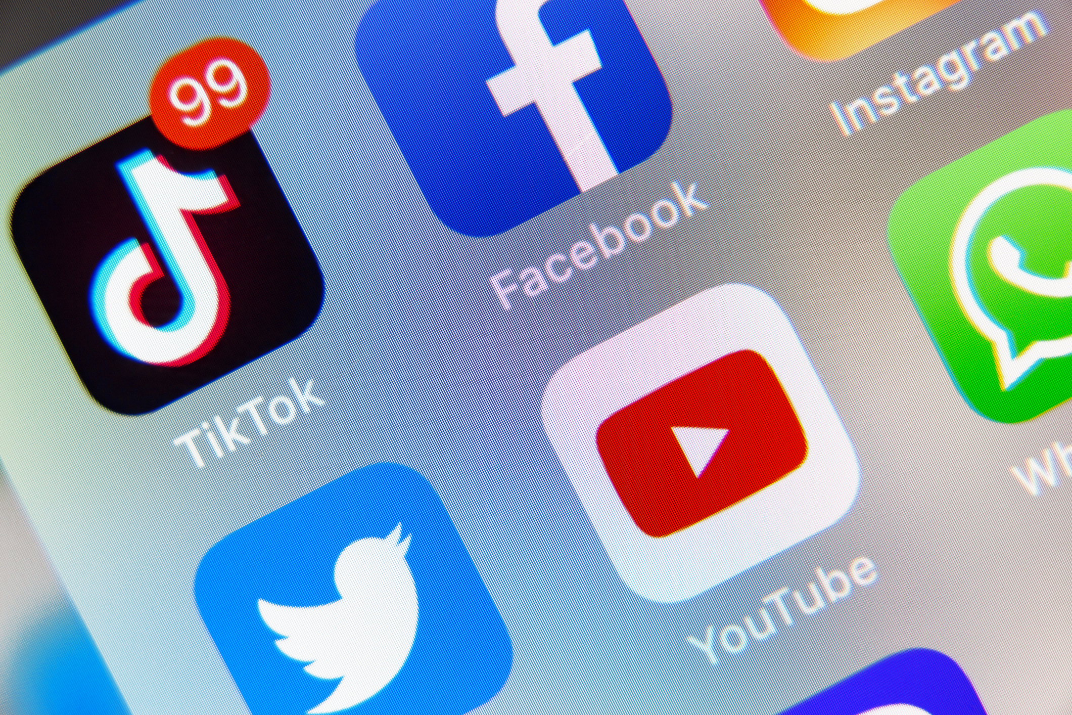 TikTok y Facebook, aplicación YouTube en pantalla Apple iPhone